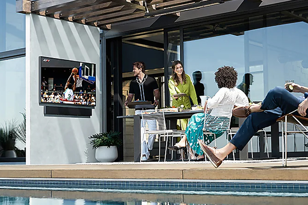 With adaptive brightness sensor, anti-reflective matte finish and brightness of up to 2,000 nits