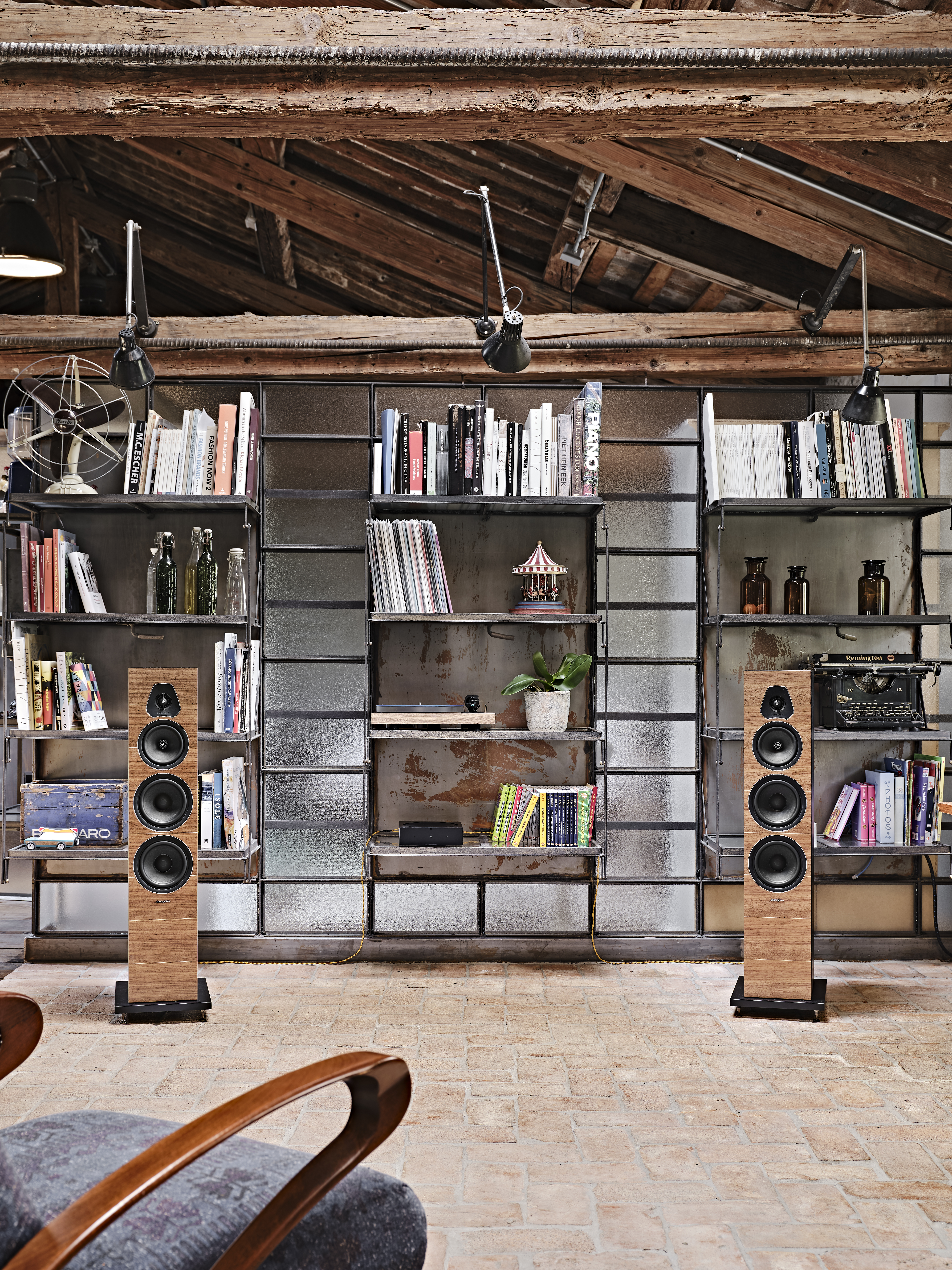 Sonus Faber Lumina II and Lumina V: New additions to a legendary collection 3 Lumina V stereo Walnut