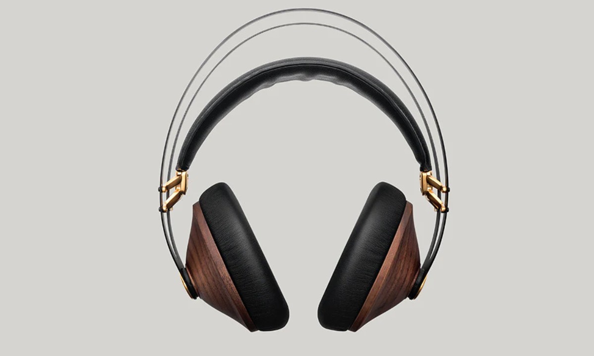 Meze 99 Classics have a dark, warm presentation