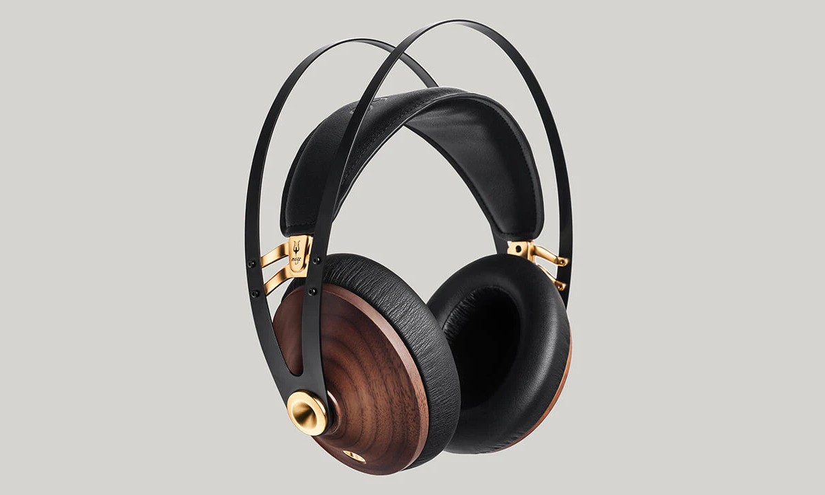 The headphones are connected on both sides with 3.5 mm connectors