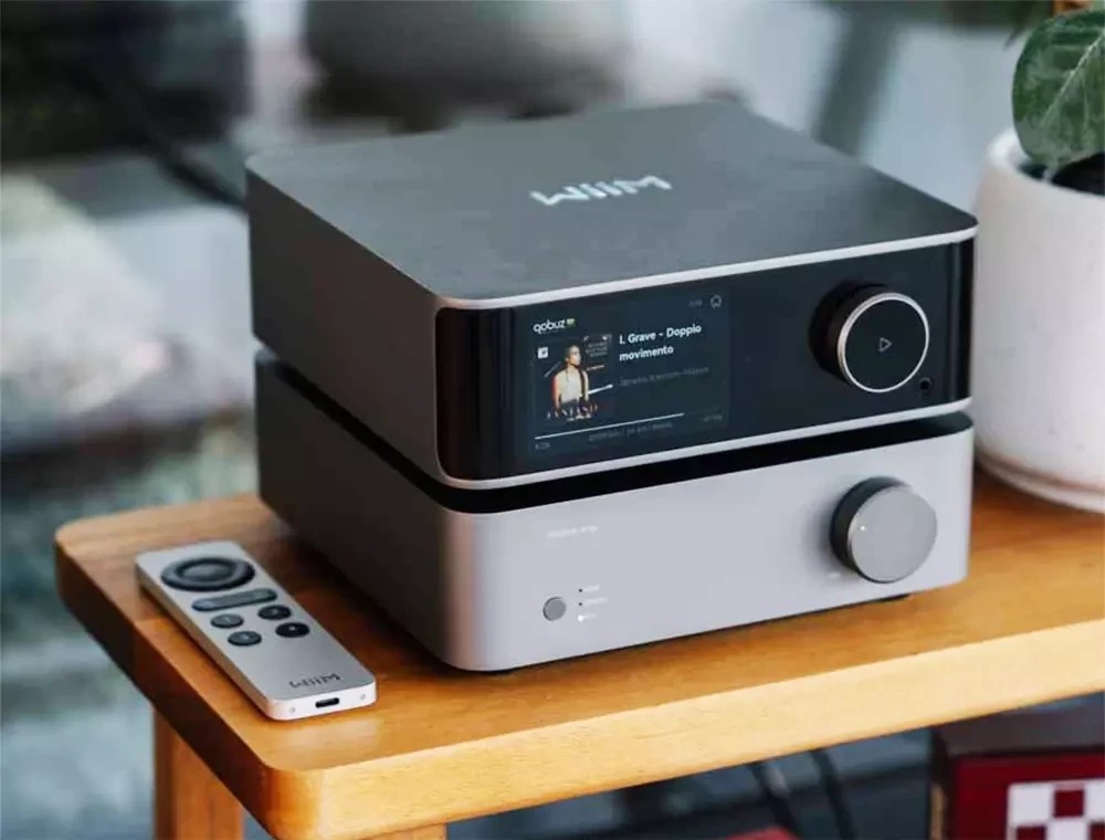 Housed in a sleek aluminum body, the WiiM Voice Remote 2 has been designed for both durability and comfort. 