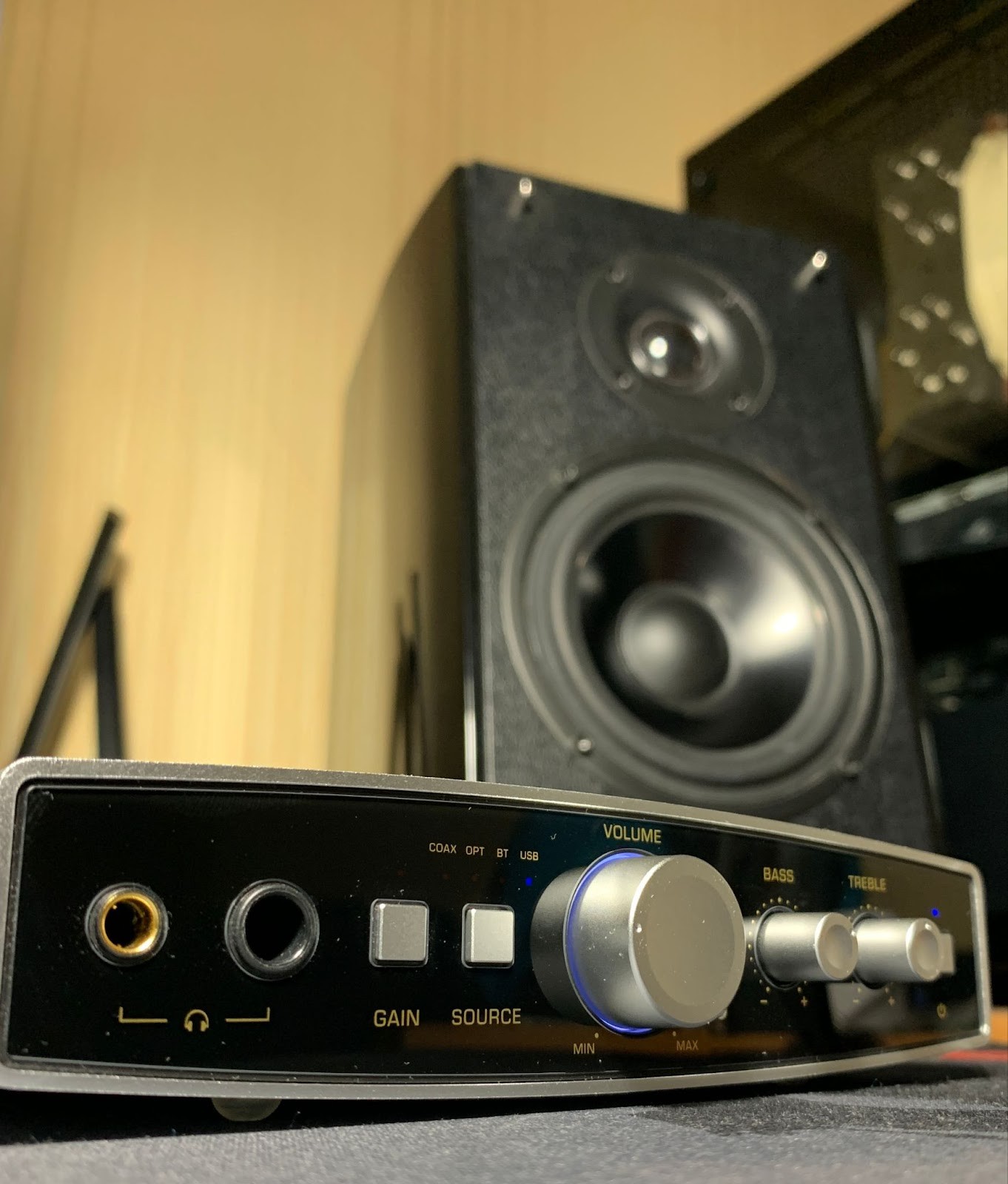 For listening with the Shanling EH2, I used a high gain level, the volume was about mid-range.