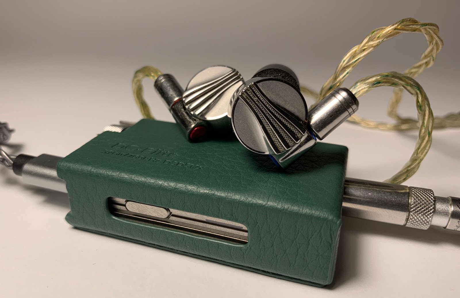 . Do not pay attention to the difference in price between the source and the headphones by four times. 