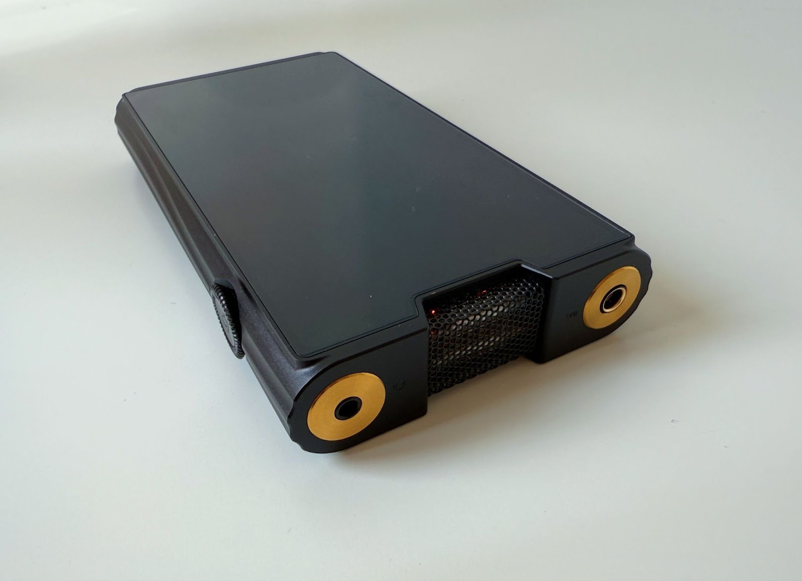 The Shanling M8T looks restrained, while it has features that distinguish it from its competitors.