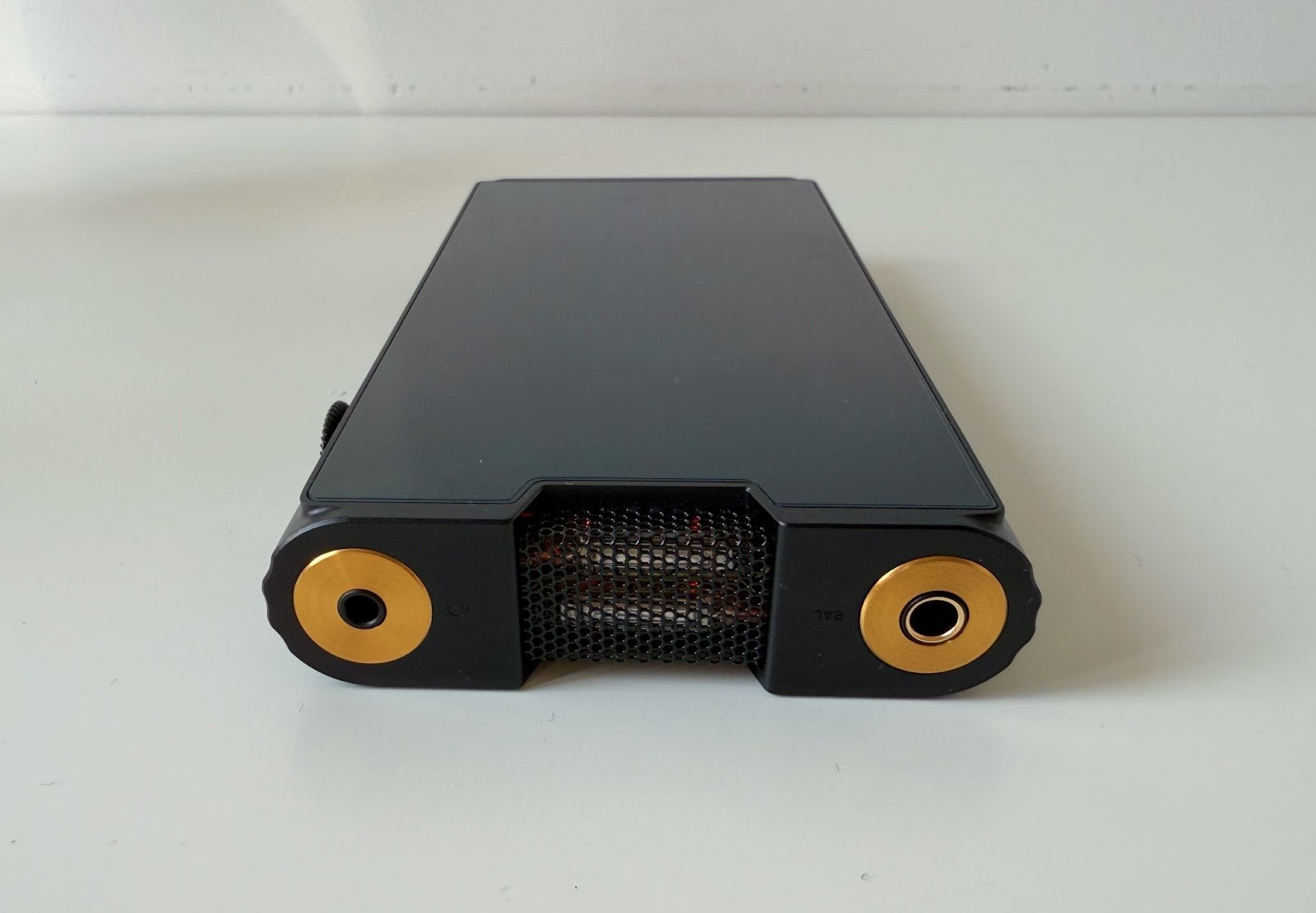 There is dual-band Wi-Fi, which is responsible for the Qualcomm WCN3980 module with MIMO technology for data transfer stability. 