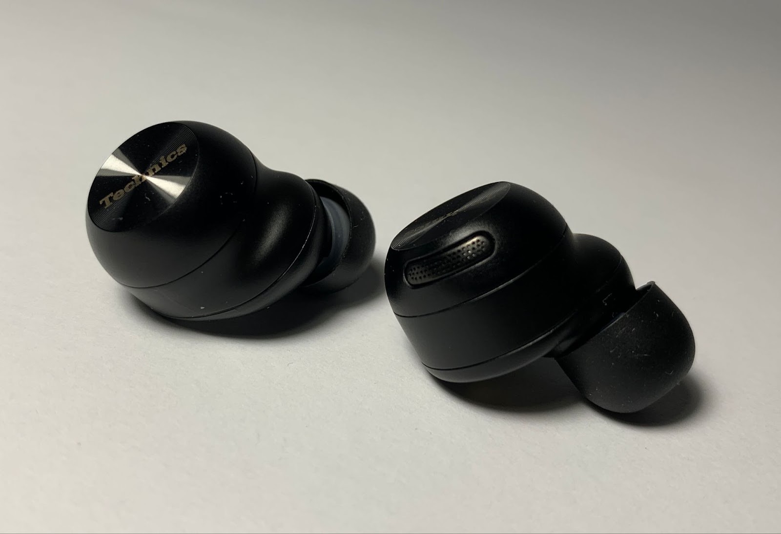 The Japanese remain true to their traditions in sound tuning: once they have chosen a direction, they are in no hurry to deviate from it, instead they improve the nuances and gradually make the product even better. 