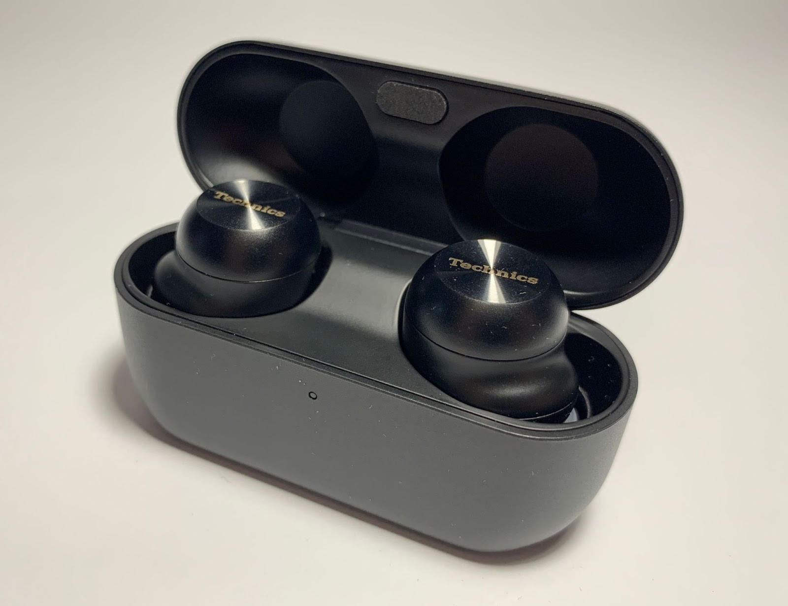 The top cover is metal, with a textured coating and a gold inscription with the brand name. All other elements of the case are made of matte, slightly rough plastic that does not collect fingerprints.