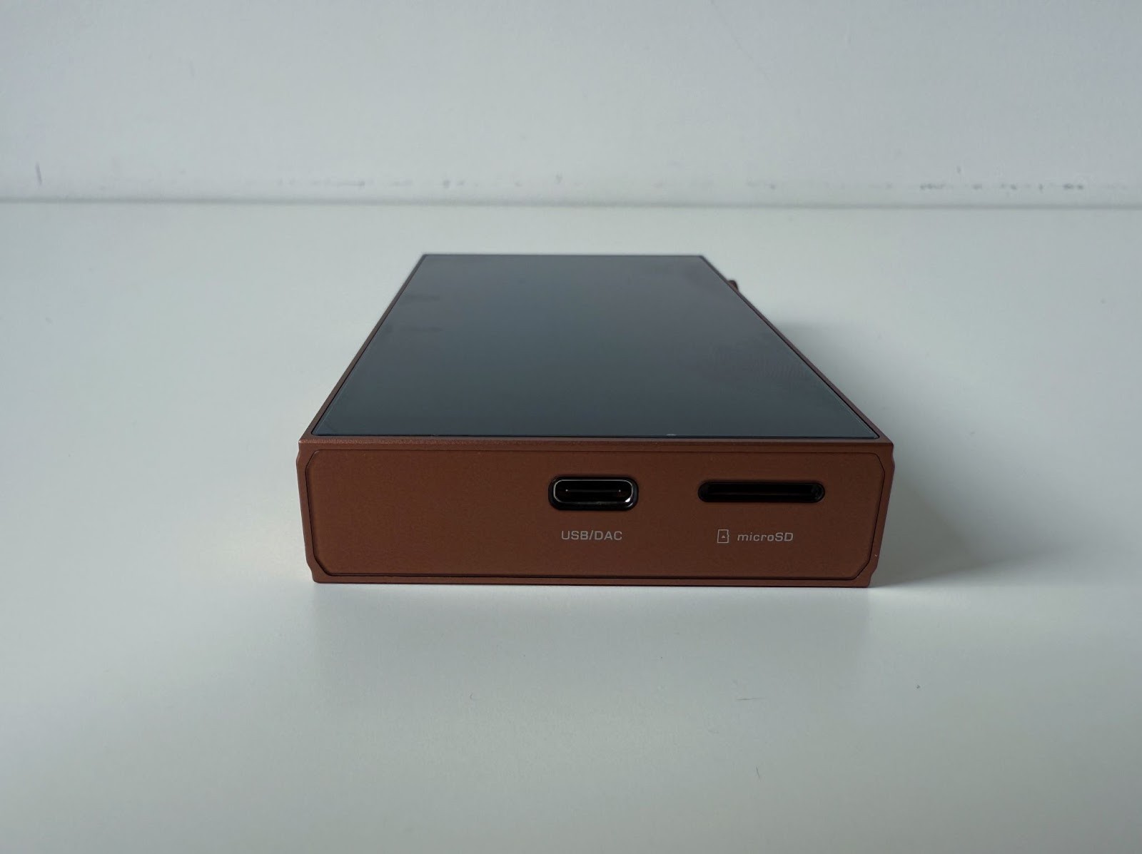 On a single charge, the Shanling M3 Plus lasts up to 14 hours with an unbalanced connection, up to 11 hours with a balanced connection. 