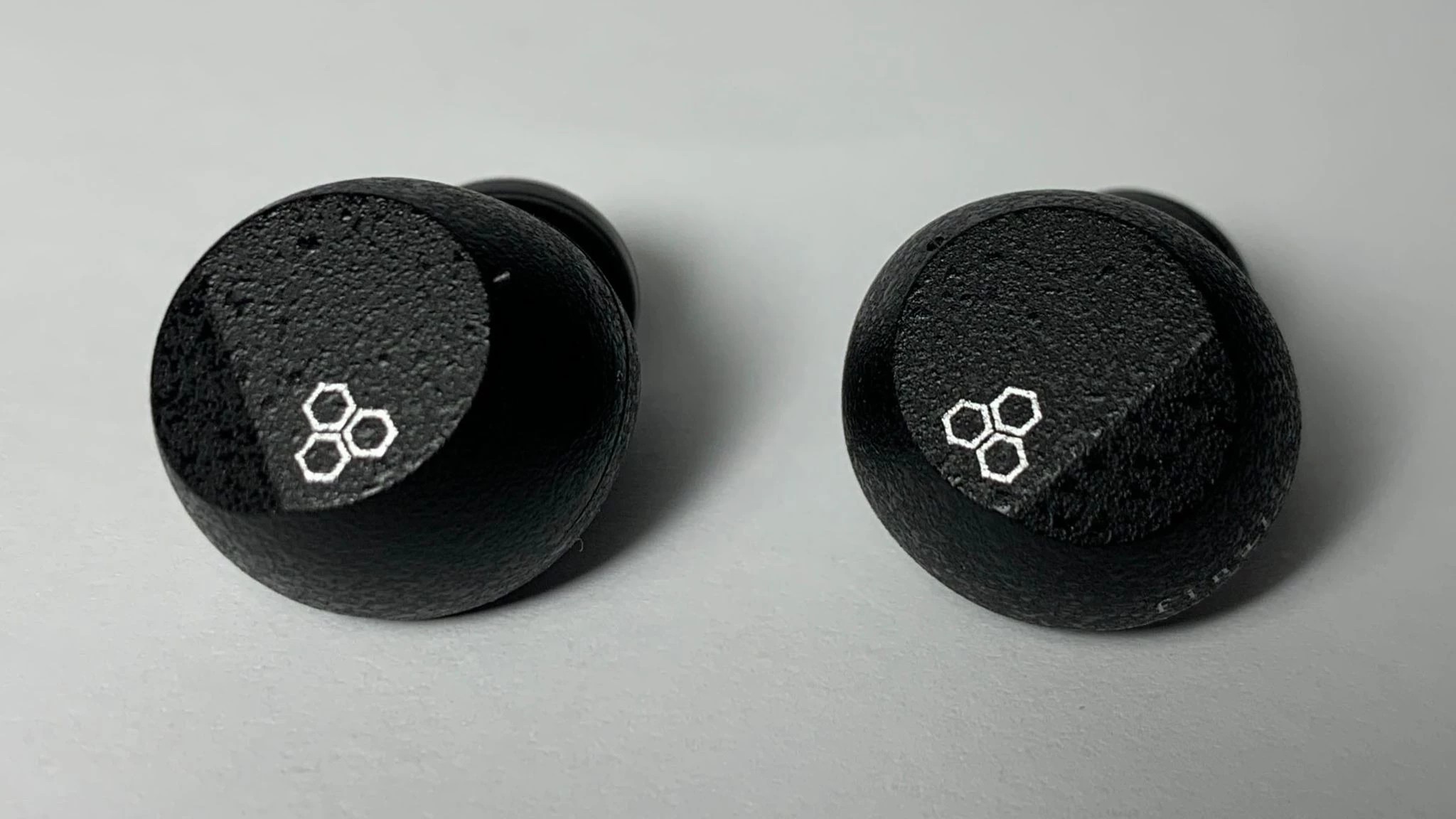 The sound can be described as emotional, with a pronounced V-shaped presentation. The low frequencies are well highlighted, but the highs are even more accentuated, while the mids remain a little in the shade.