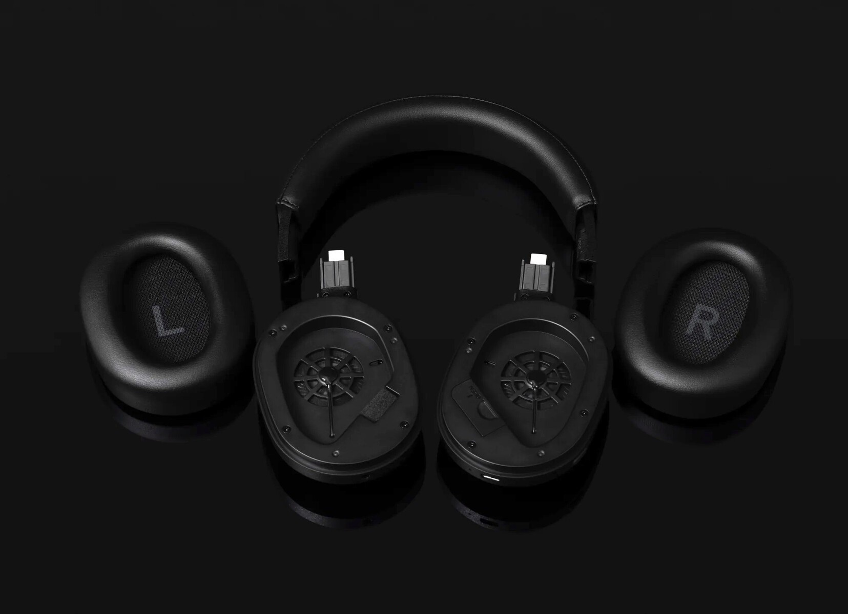 The headphones are equipped with a Qualcomm QCC3095 chip, ensuring high-performance and accurate playback.