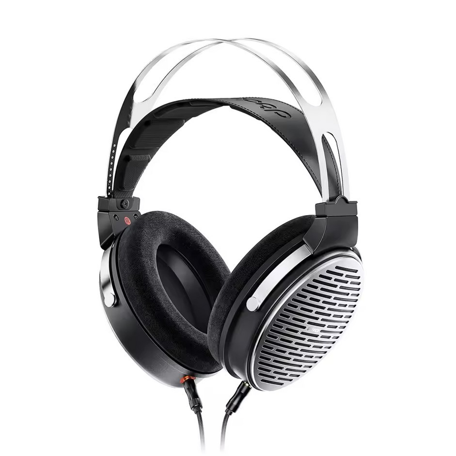 The soft velvet ear pads with memory foam are easy to remove and clean. The material is pleasant to the touch and retains its shape with regular use.