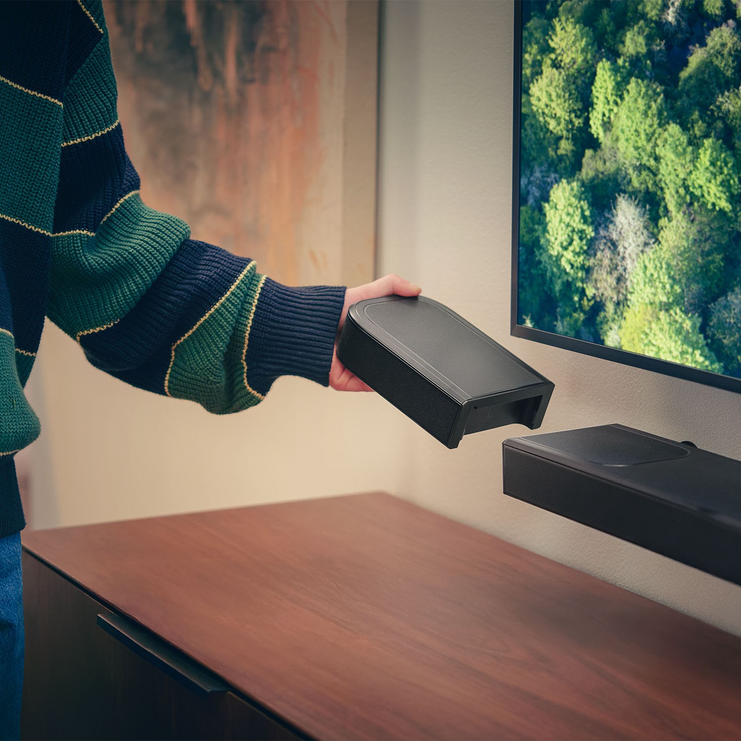 Unusually, the two included surround back speakers for the BAR 1000MK2 are each powered by their own built-in battery. You can freely place them behind your listening position and use them for extra great surround sound for up to 10 hours.