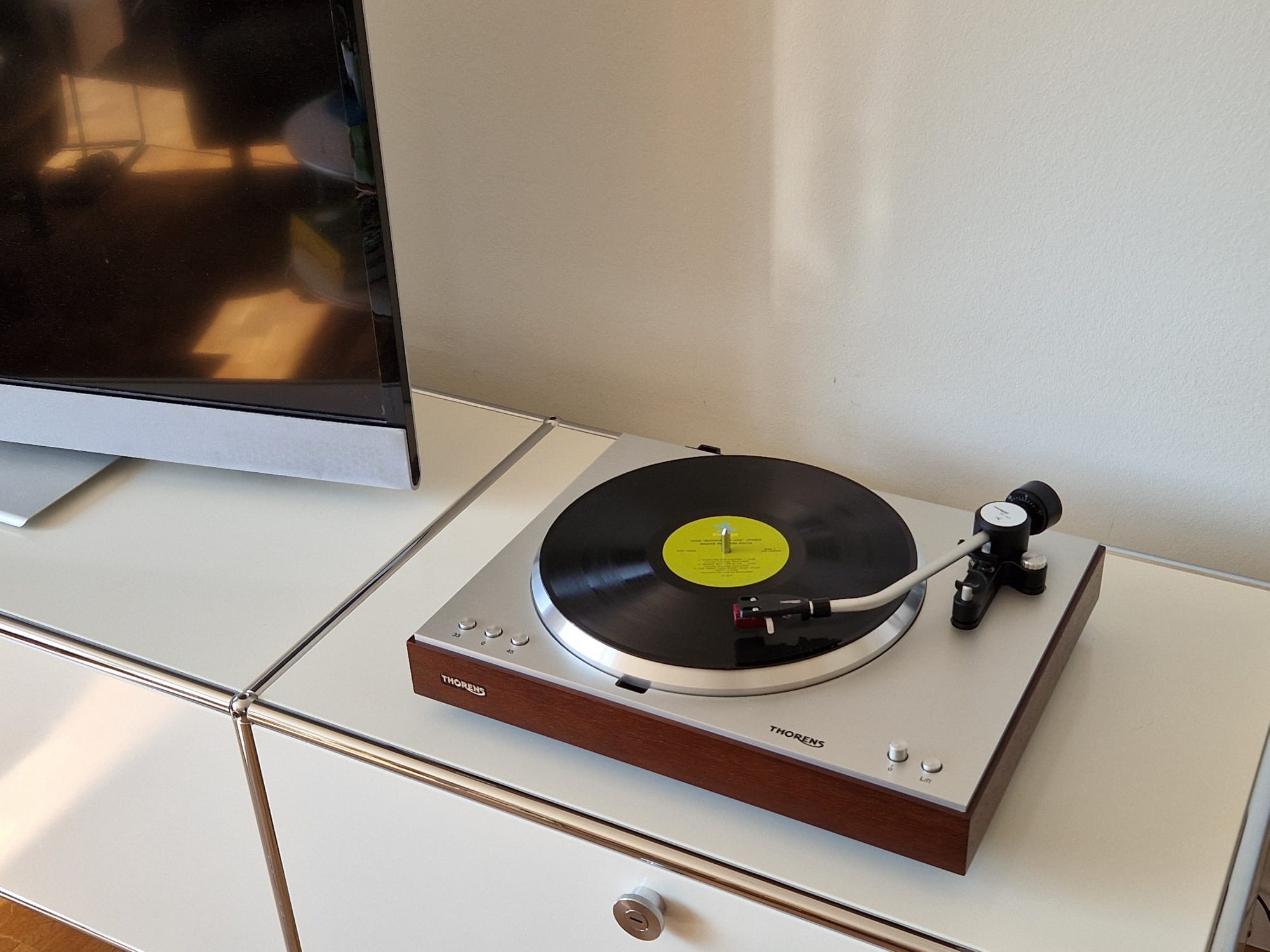 With the new TD 404 DD turntable, Thorens once again sets standards in high-quality turntable manufacturing.