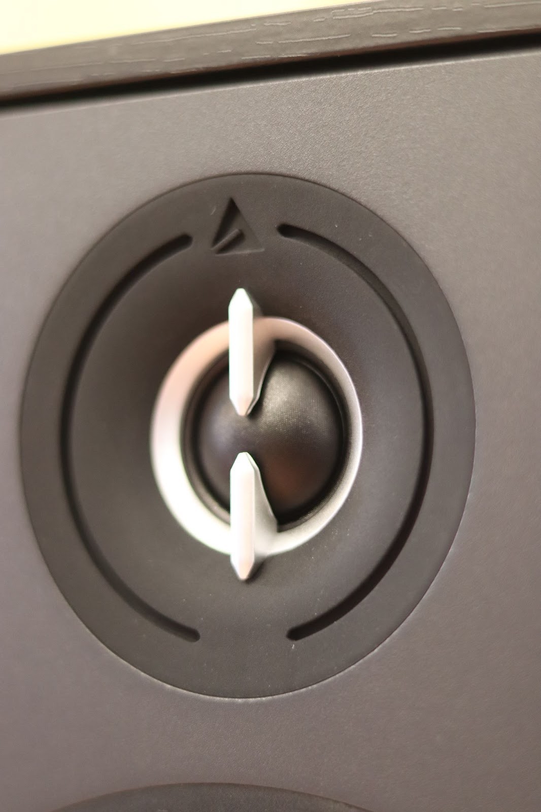 In general, the design of the speaker evokes positive emotions, this is the rare case when it can be said with confidence that the speakers will look good in any interior.