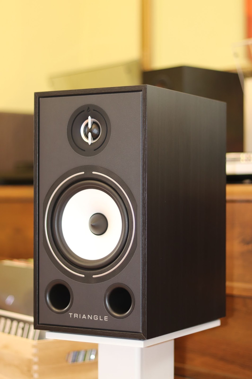 Triangle Borea BR03 is a bookshelf speaker that has classic dimensions for such acoustics, namely 206 x 380 x 314 mm. The speaker system has a classic two-way configuration and a bass reflex type of acoustic design. 