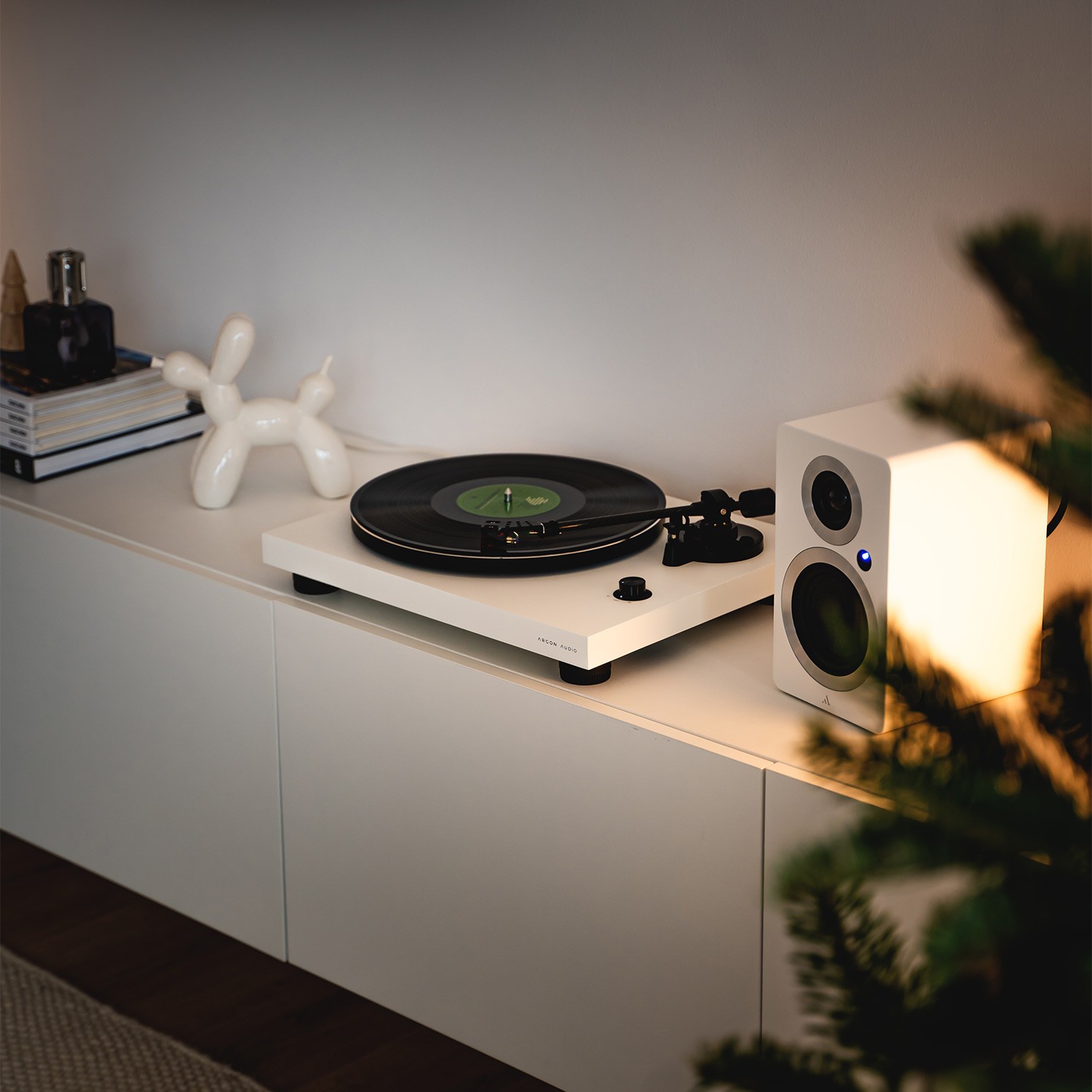 The Argon Audio TT-3 Plus is a serious hi-fi turntable, which comes ready to play with a good factory-fitted Ortofon 2M pickup, and a built-in RIAA amplifier, so you can connect it to all systems and active speakers, even if they do not have a dedicated turntable input.