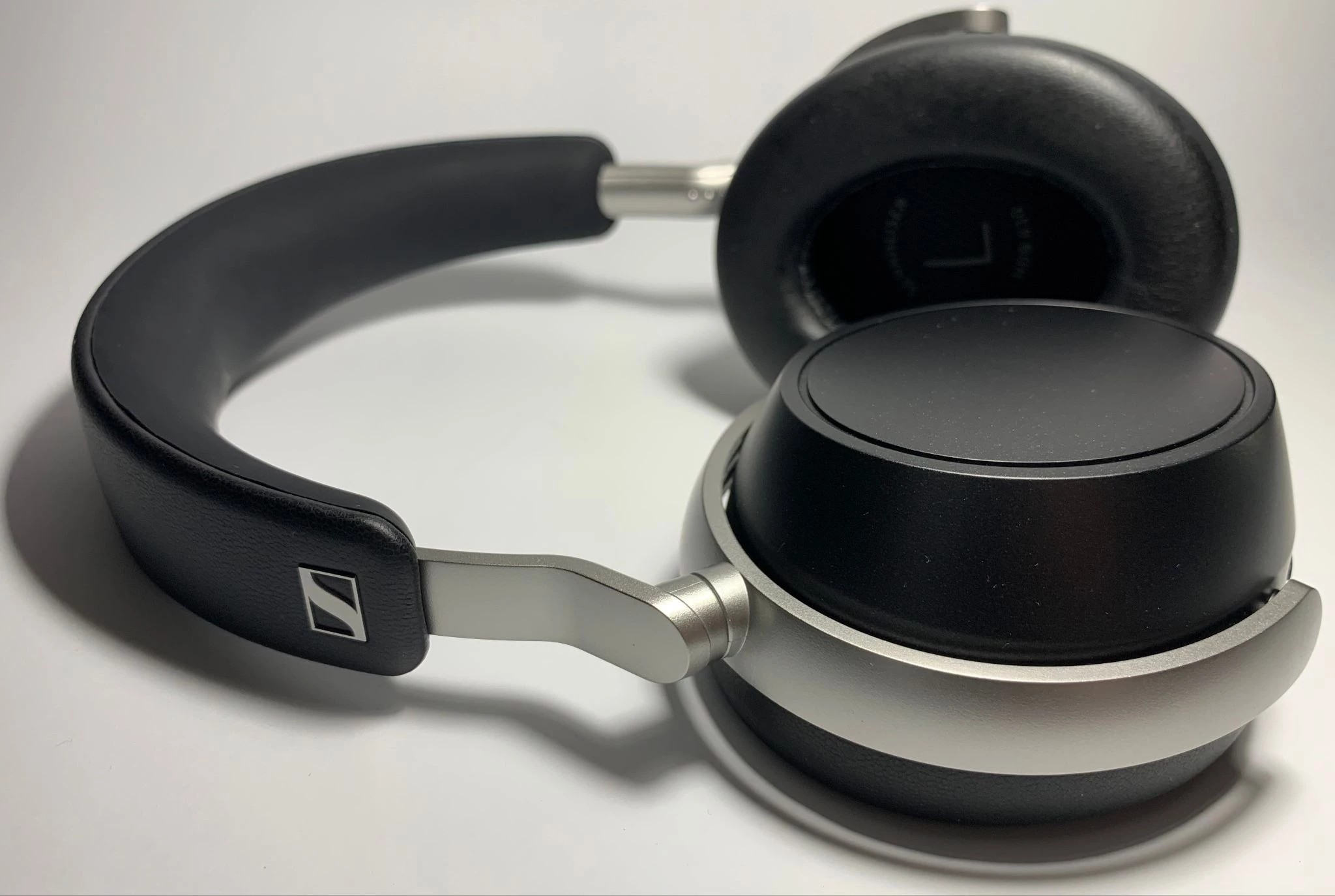 Thanks to the almost even delivery, they effortlessly "digest" all the genres that I listen to: electronics, jazz, live instrumental music, retro rock with a moderate delivery. The sound is voluminous, clean and moderately bright - just what does not give the feeling of a lack of any part of the spectrum.