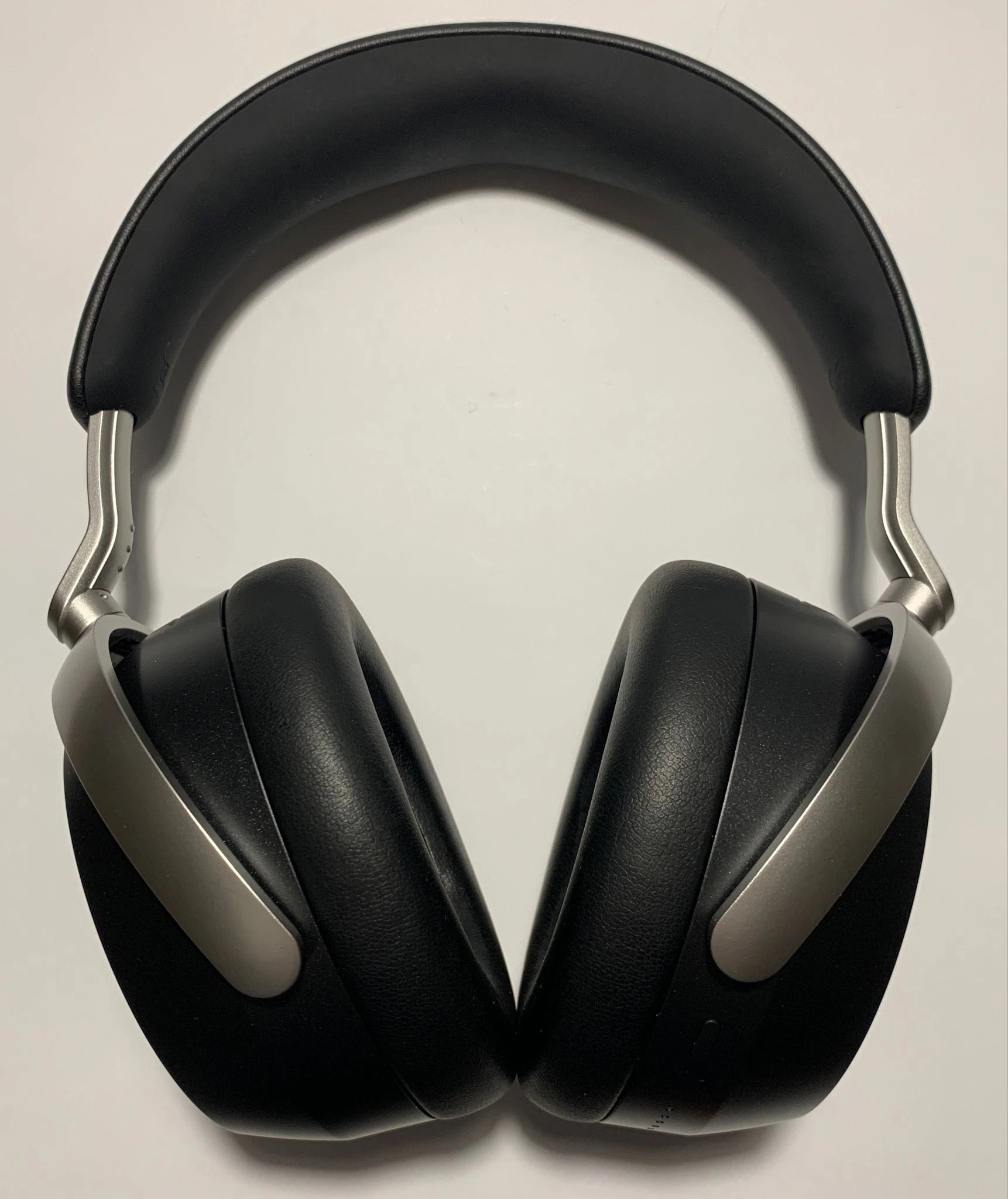 Now to an interesting element of the package - an adapter (dongle), which significantly expands the capabilities of these headphones.