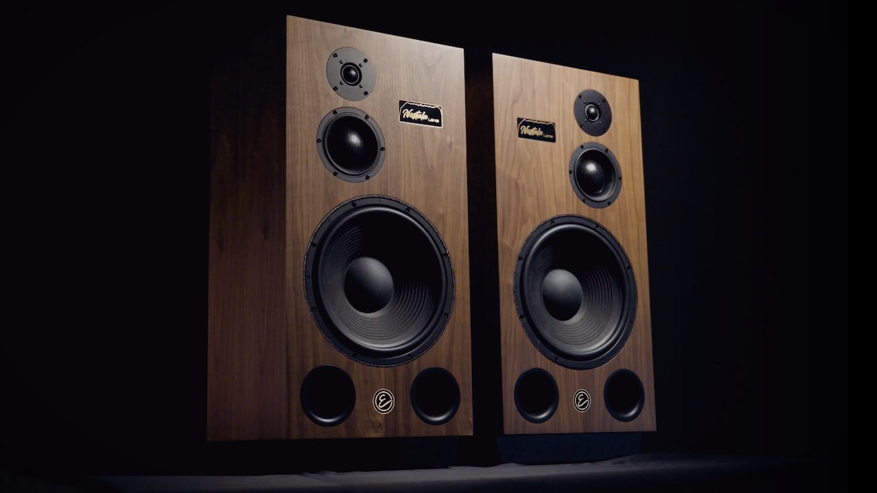 The speaker cabinet is crafted from HDF panels and finished in natural walnut veneer, offering a distinctly classic feel without looking like a thrift store find. 
