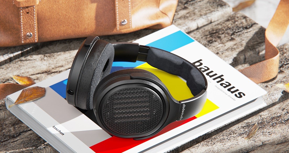 The foldable housing features four-axis rotating earcups, allowing for a customized fit. 