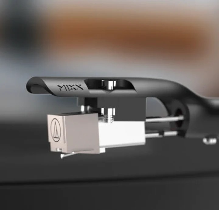 The Analog Plus uses an Audio-Technica cartridge and diamond tip stylus that is suitable for every listener