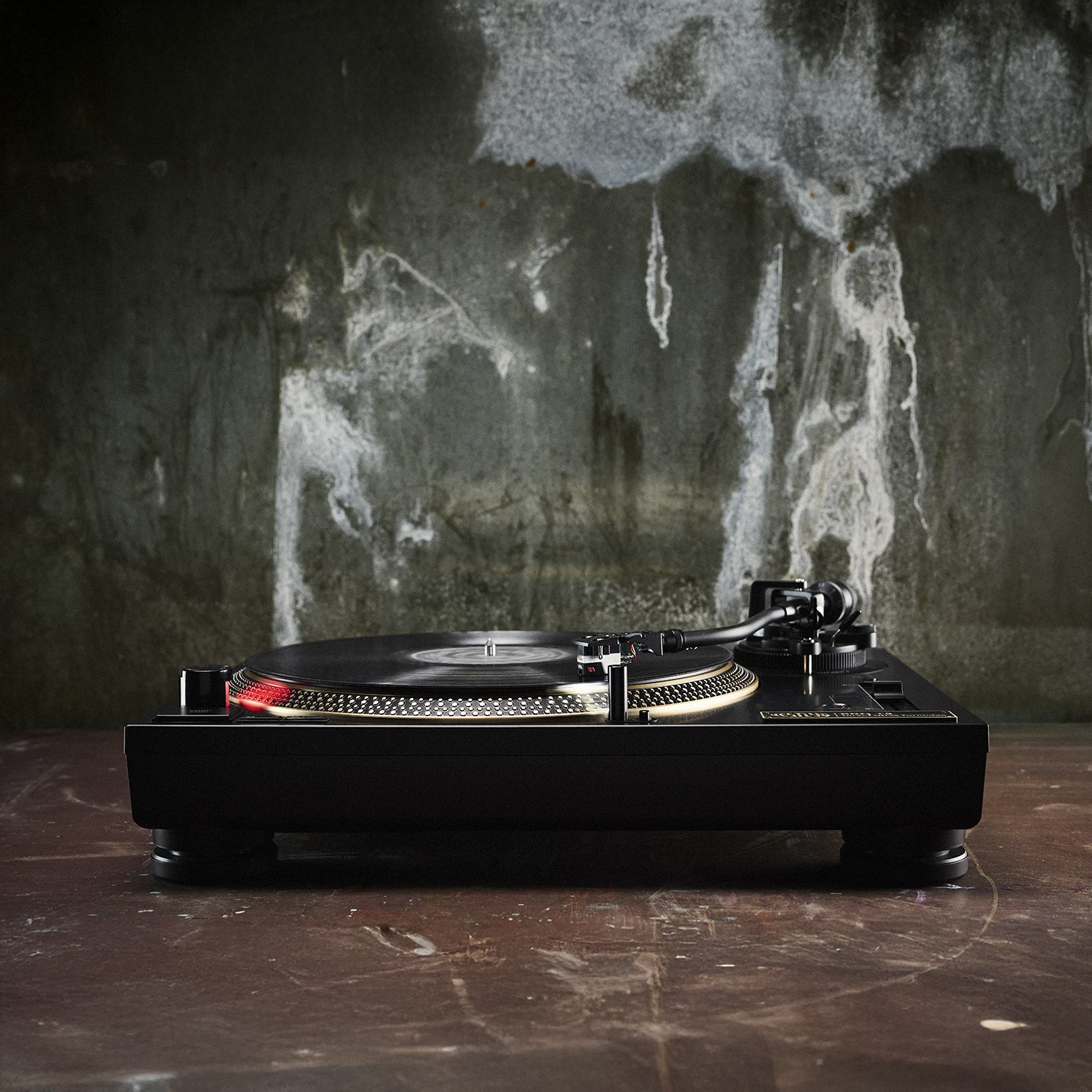 The PRO T2 has a high-quality built-in RIAA, so you can connect it directly to any amplifier. 