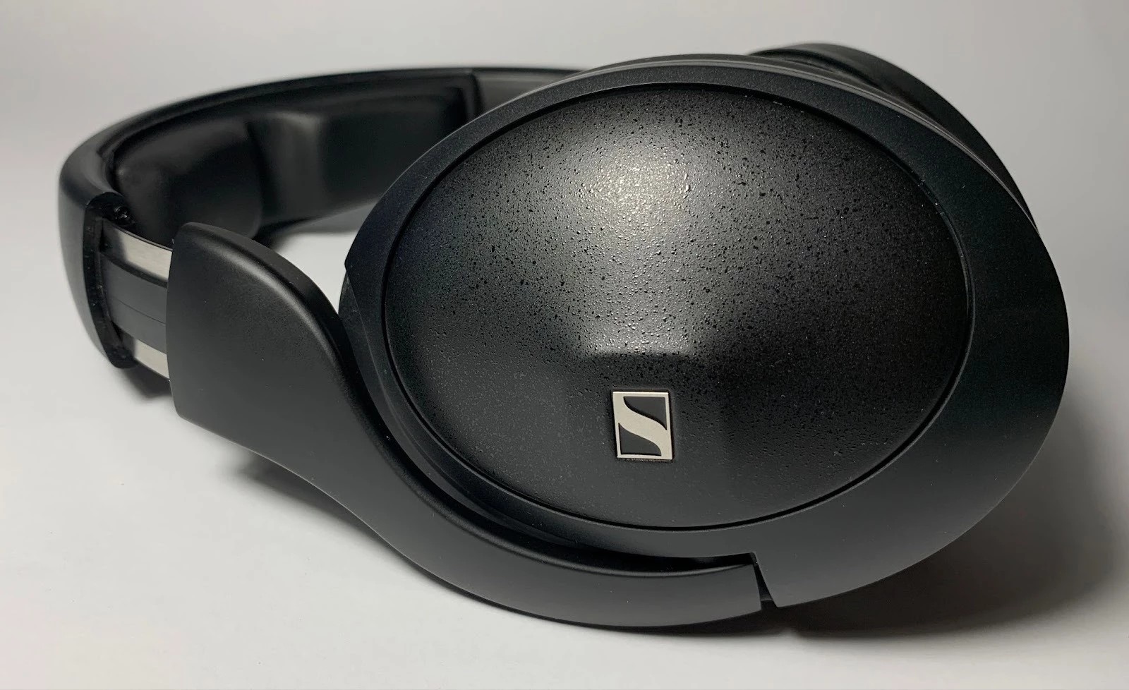 This is a full-size dynamic closed model, created for those who want to get the brand's signature softness and naturalness, but with an emphasis on depth, weight and energy of sound. 