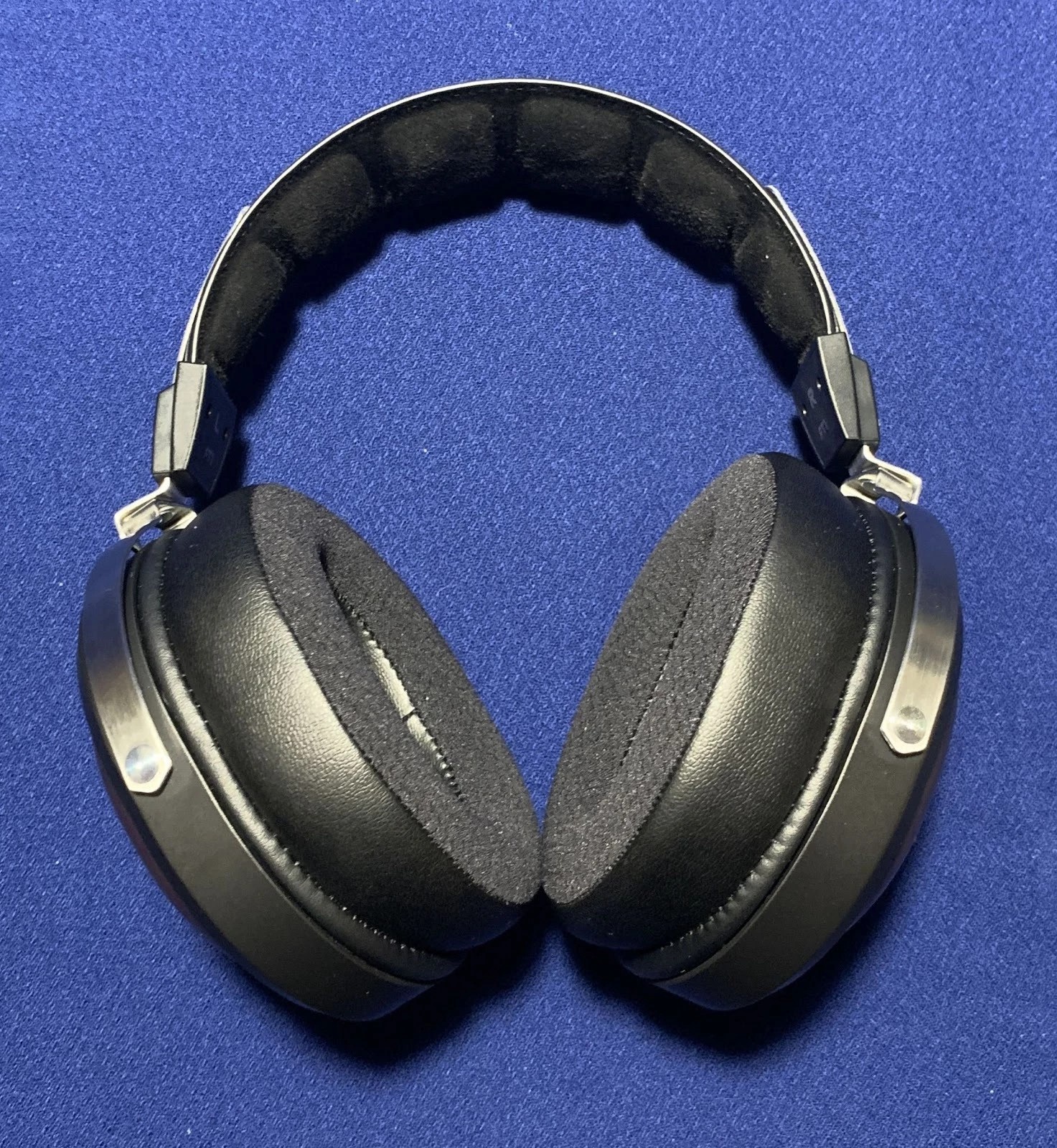 The FiiO FT1 look much more expensive than they cost. The large cups combine rounded and oval shapes, and the main visual feature is the natural wooden cases - in my case, walnut. This is a rarity for this price category, and the wood itself gives the headphones a premium look.