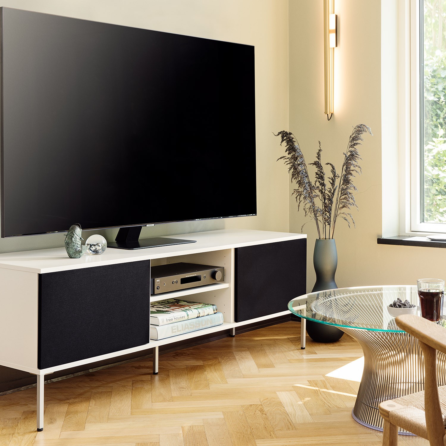 An amplifier that gives you all the qualities of a stationary system and at the same time everything you need to stream all the world's music wirelessly with your smartphone, tablet or Mac/PC.