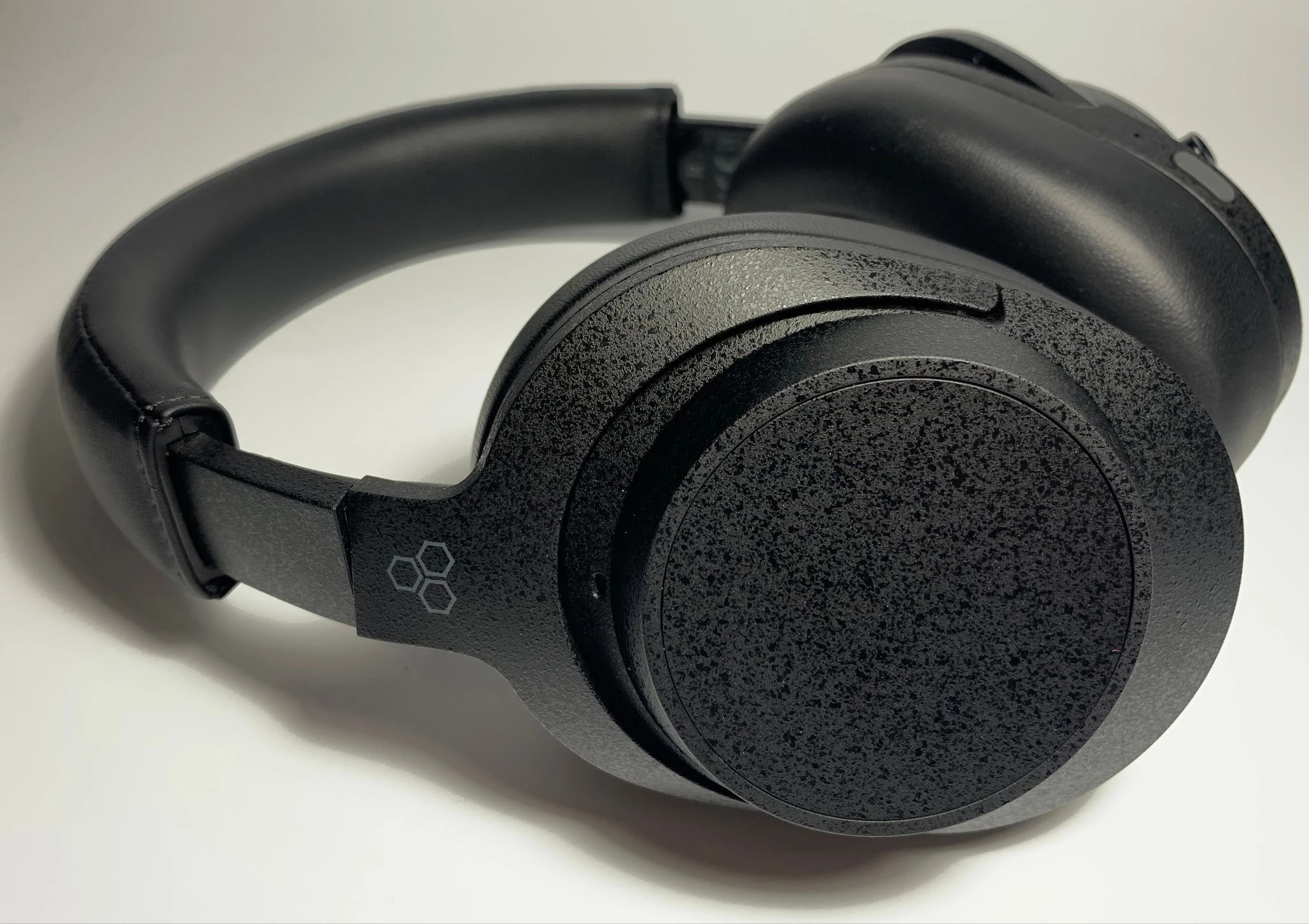 The design of the headphones and cups here is very restrained: smooth lines are combined with clear chopped shapes, and in general the model looks minimalistic, without attracting unnecessary attention.