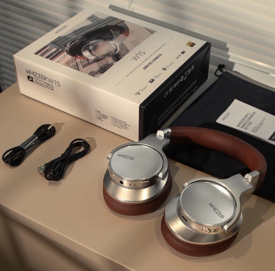 The 1000 mAh battery provides long battery life: up to 130 hours of listening time and over 80 hours in active noise-cancelling mode.