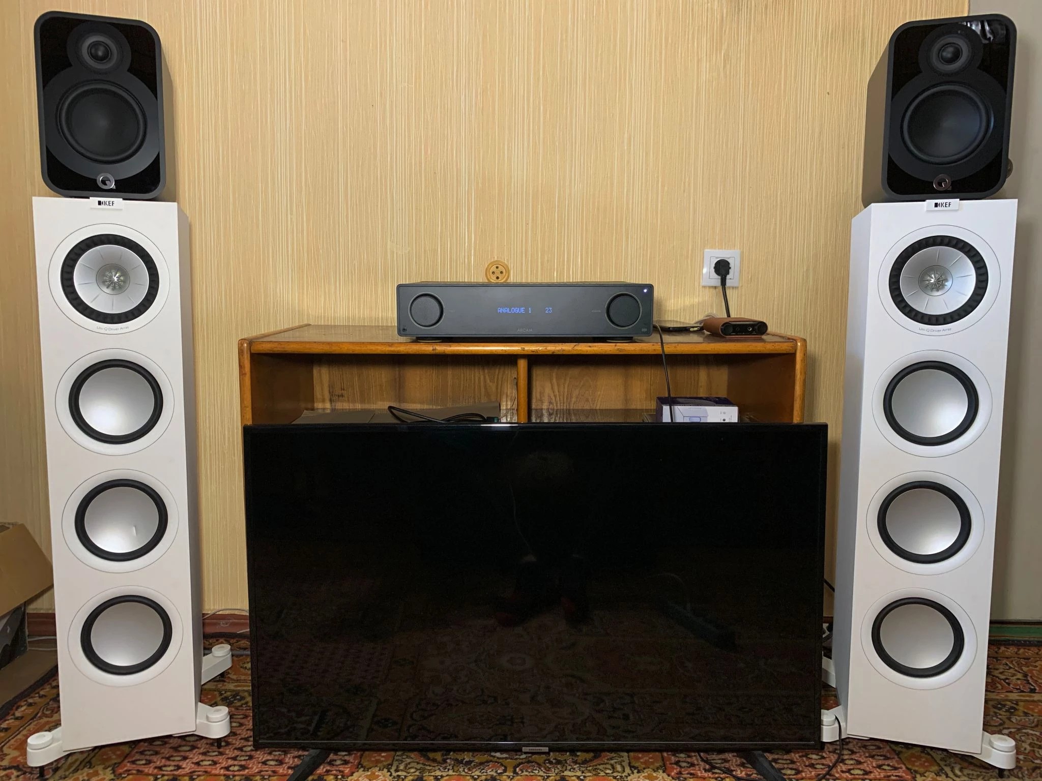 The room in which the sound was listened to is set up for a wide sound with the deepest bass possible.