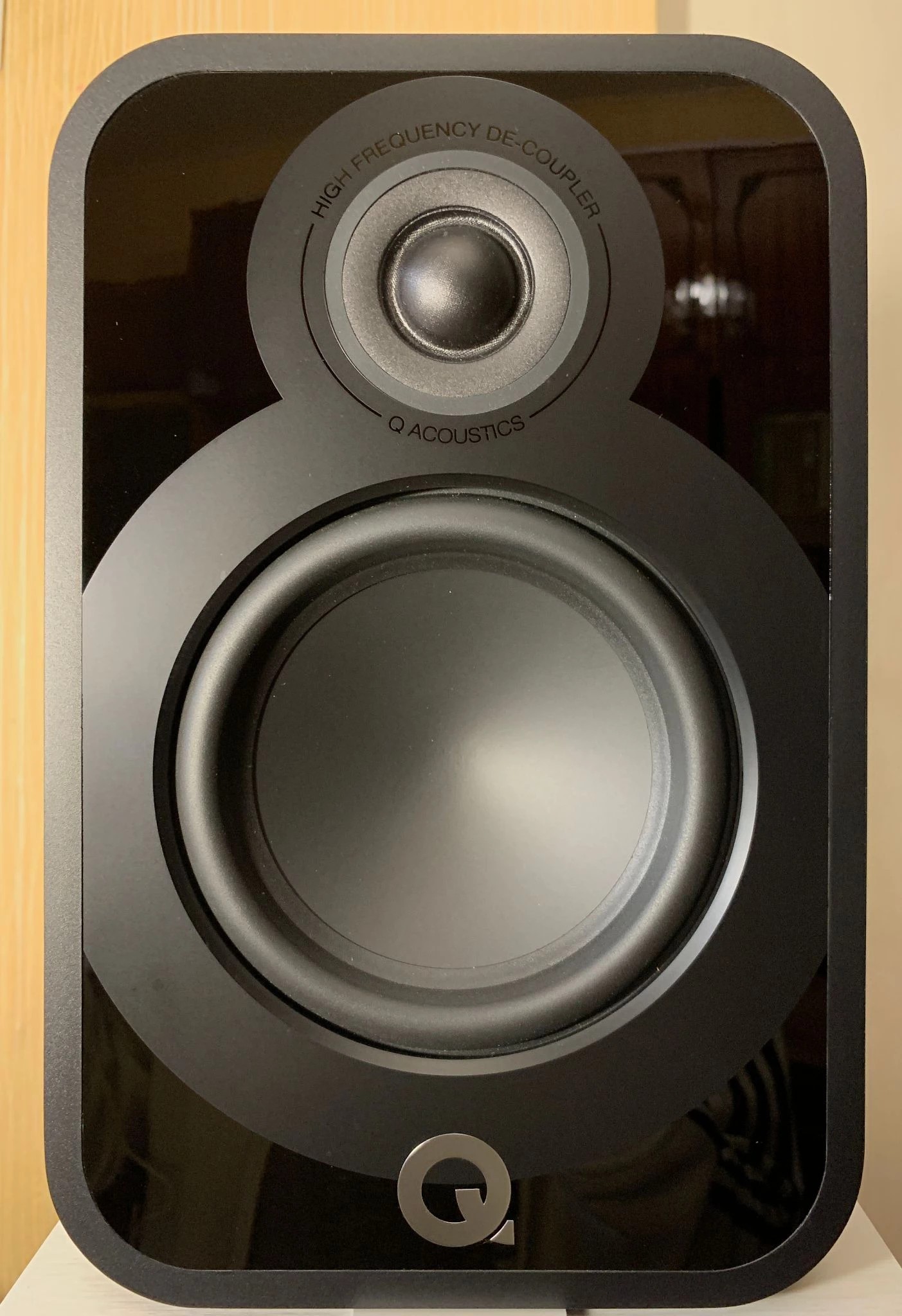  Since this is a passive speaker, it definitely needs an amplifier - in my case, it was the Arcam A15, which occupies a middle place in the brand's lineup. 