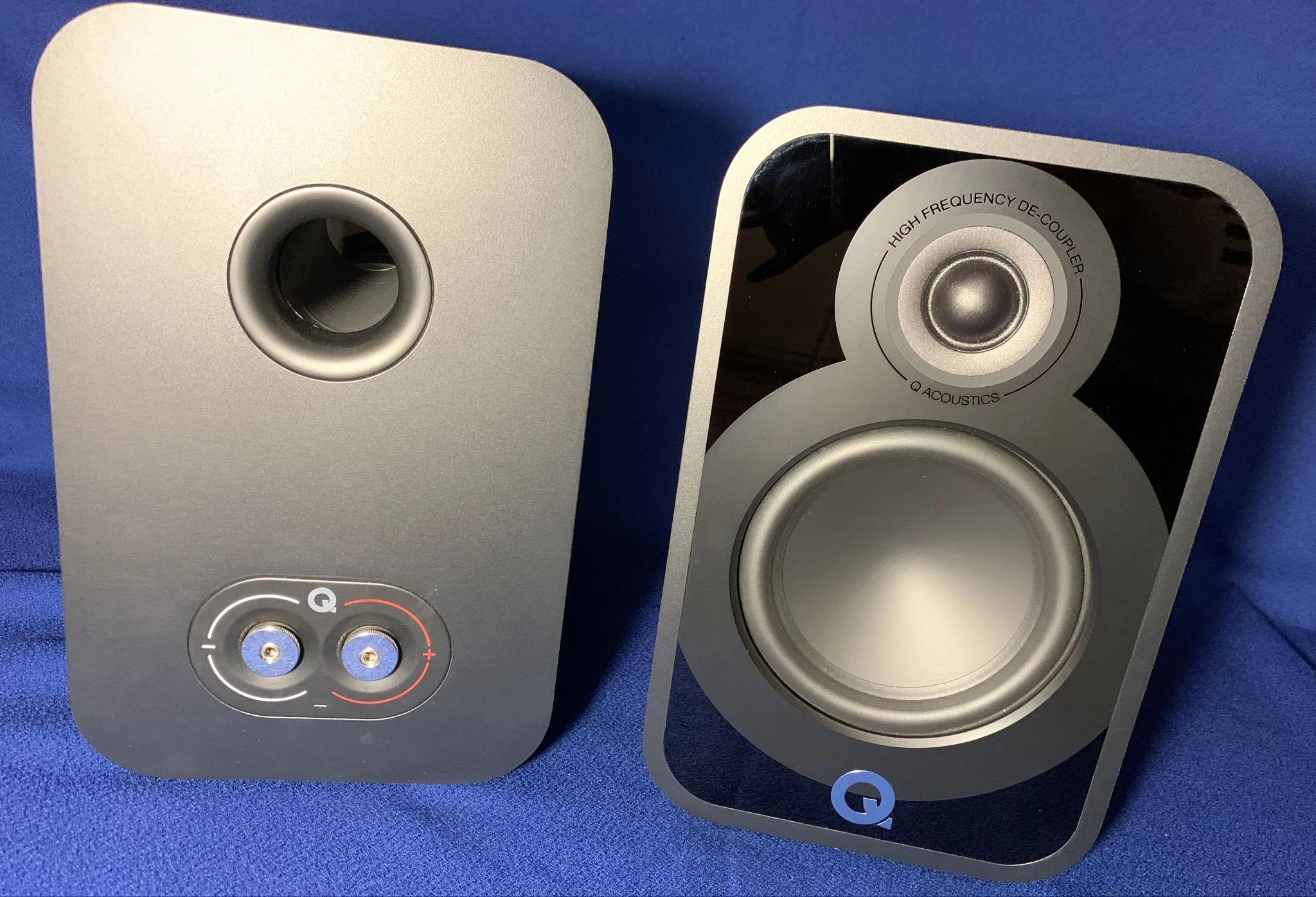 As for the finish, the choice of colors is pleasing: restrained Satin Black (like mine), light Satin White, warm Pin Oak and noble Claro Walnut. 