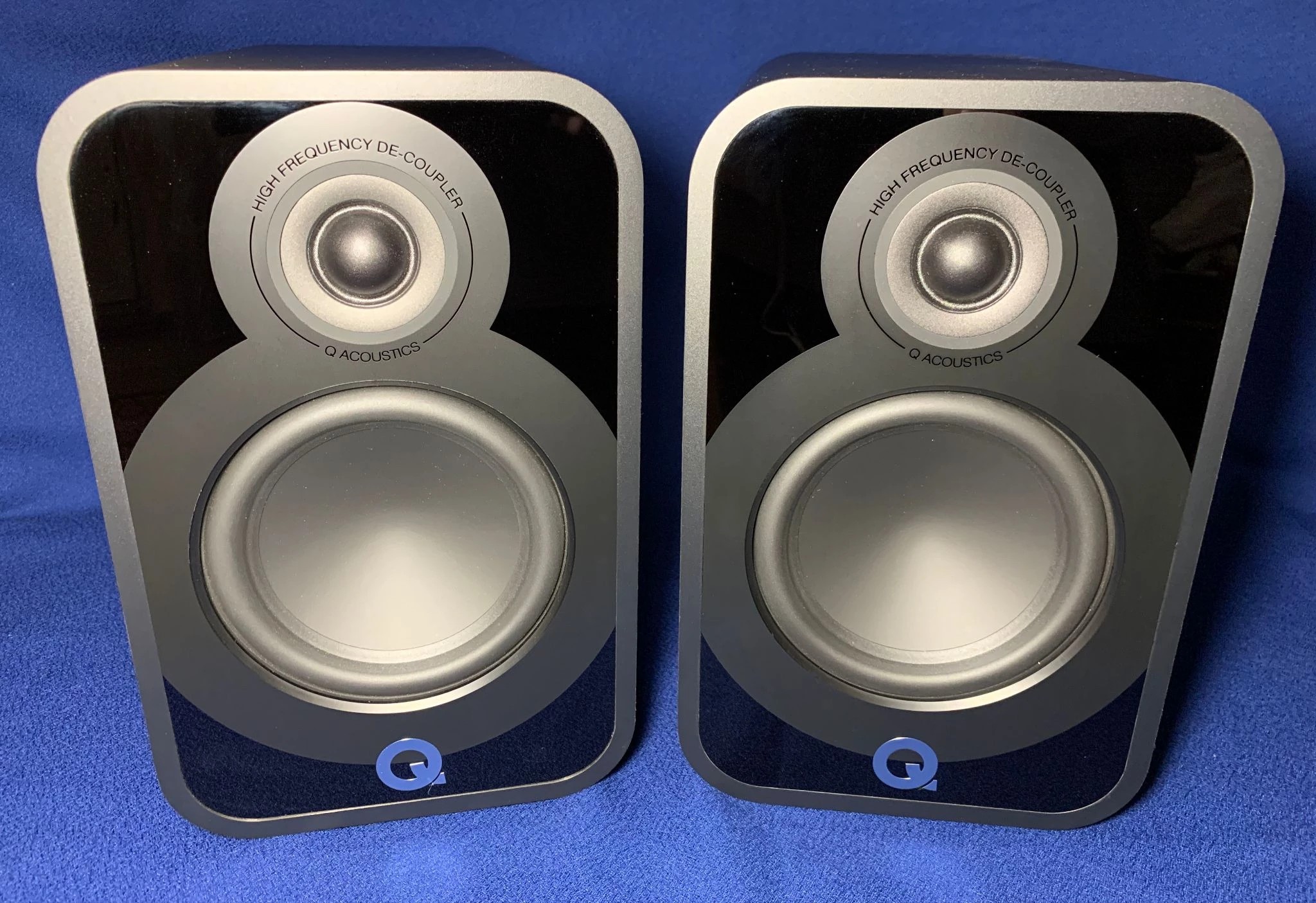 The front panel of the Q Acoustics 5020 immediately attracts attention with a combination of thoughtfulness and style.