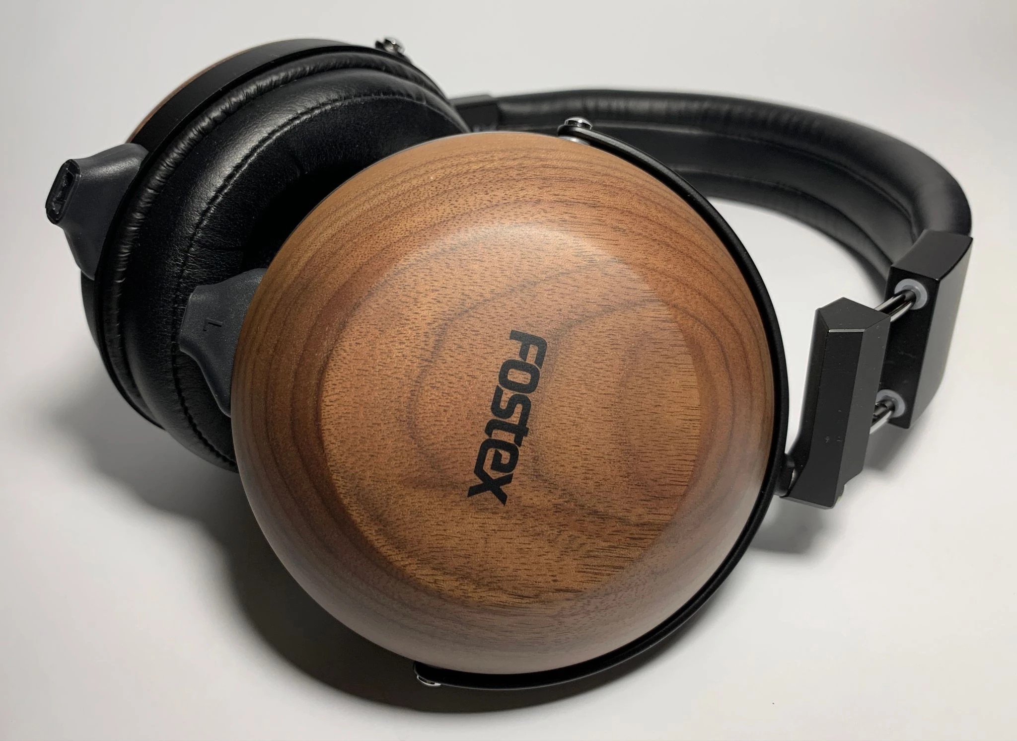 The sound is bright, natural and balanced, with an emphasis on transparency and accuracy.