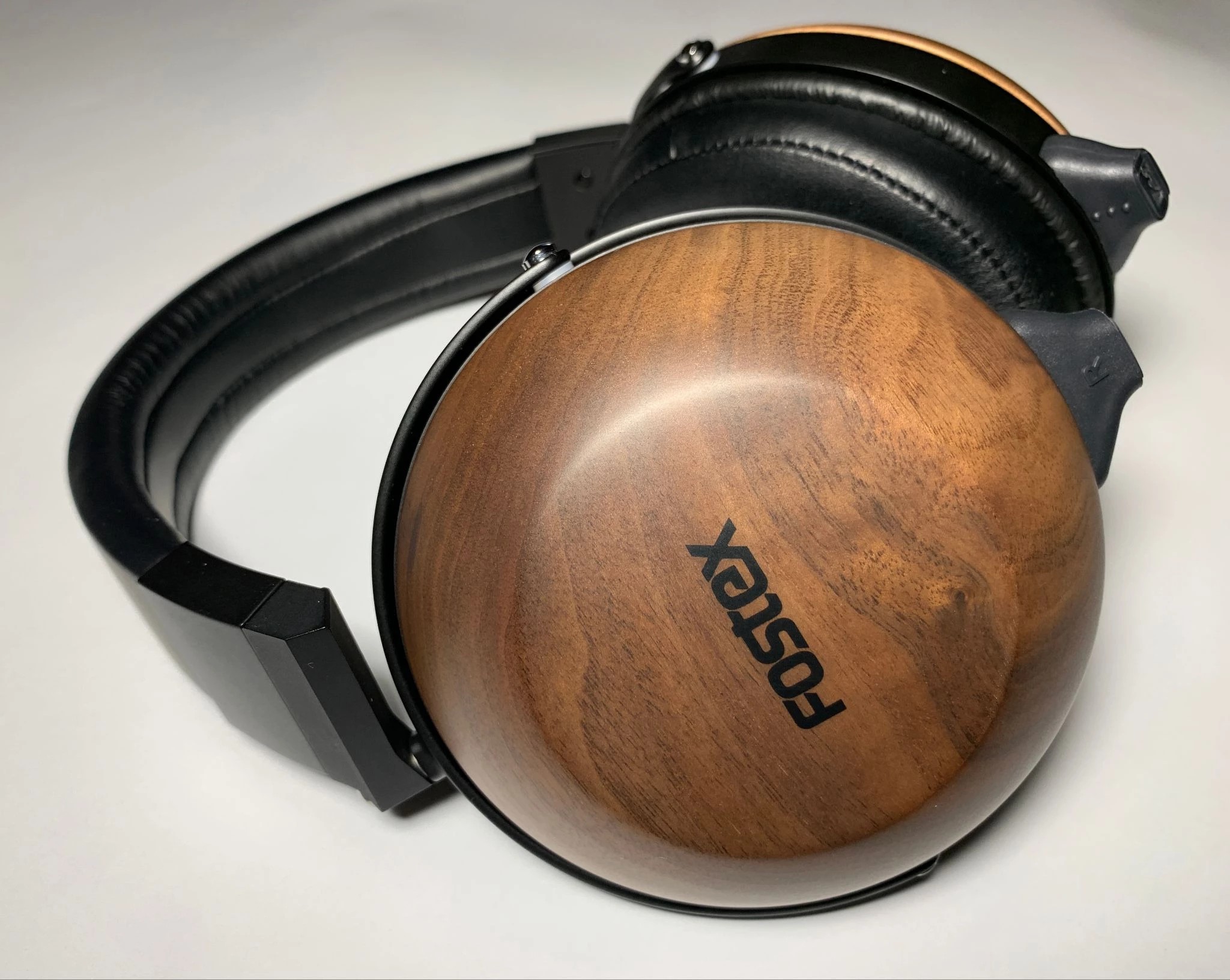 The headphones sit comfortably on the head: the pressing force is slightly less than average, but since you will use them most of the time in a sitting position, they will not fly off.