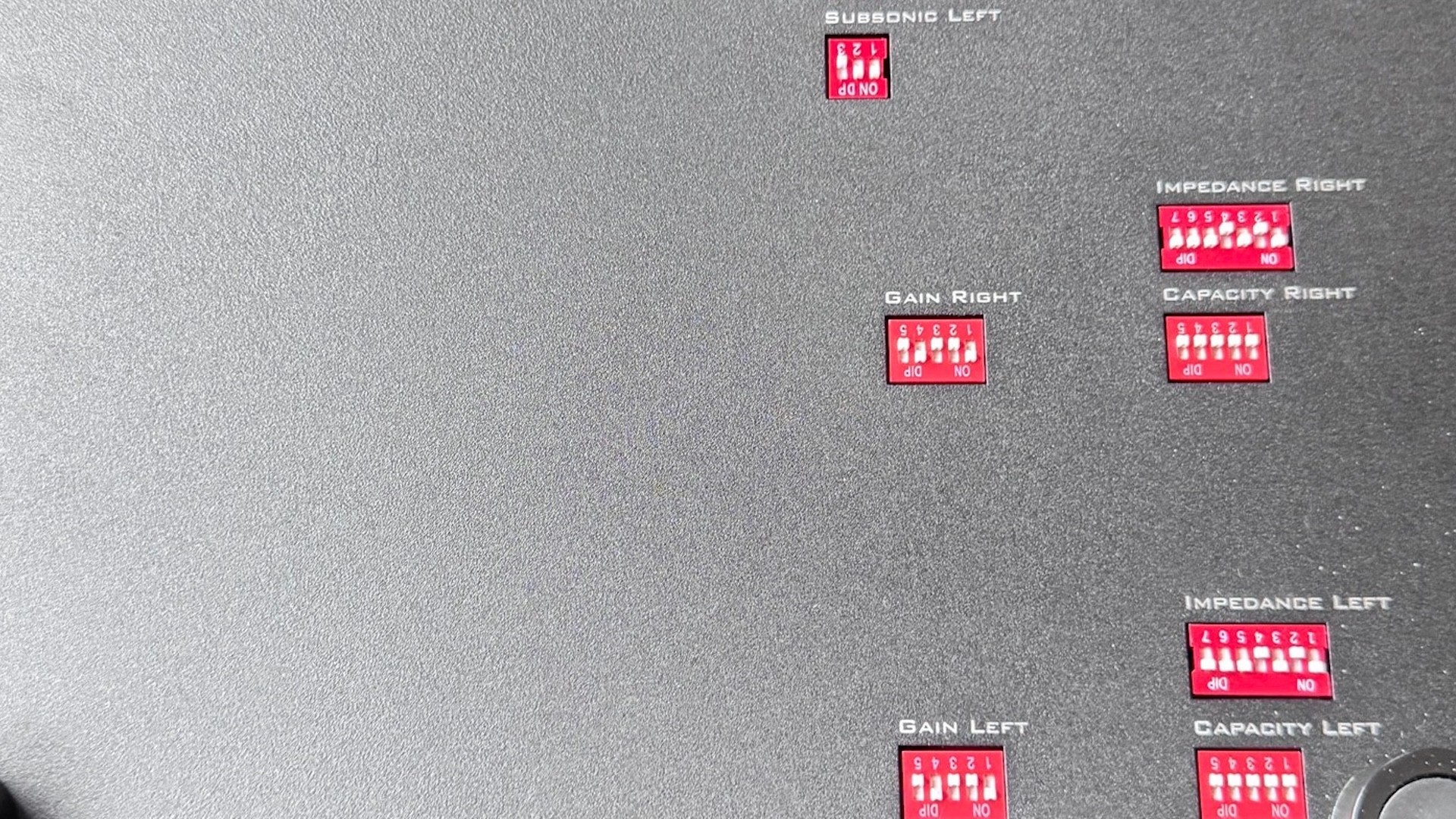 The MC 1600 offers extensive, finely adjustable settings via DIP switch banks. 