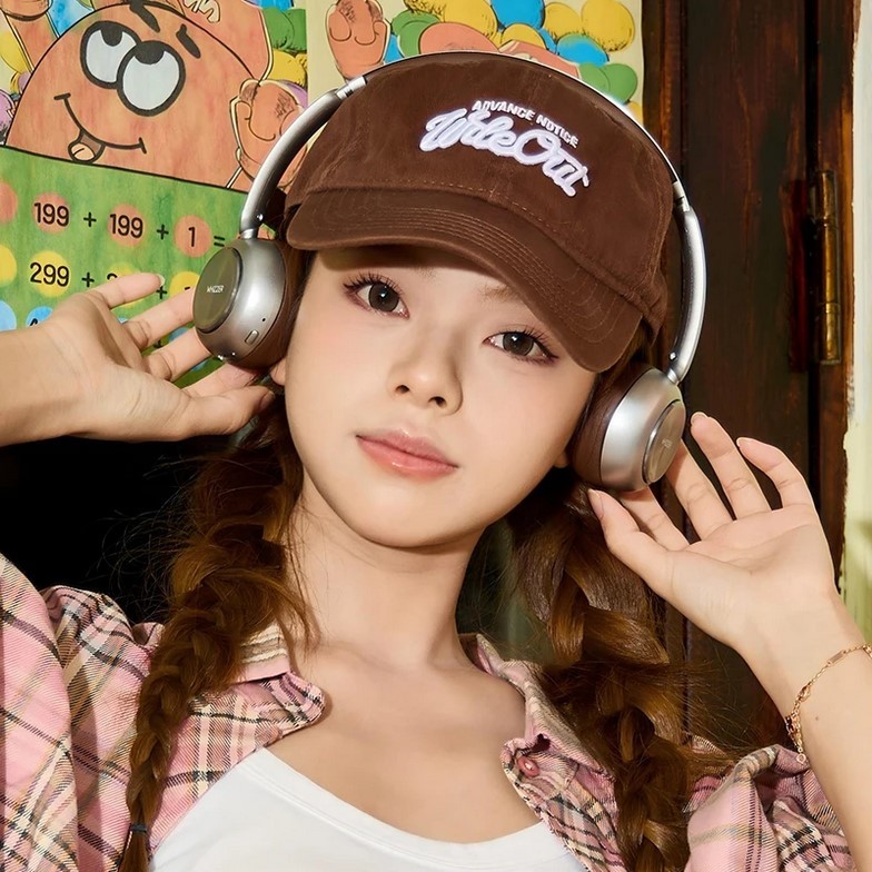 The enclosure utilizes a leakage-control circuit based on dipole principles: sound is attenuated beyond normal speaking distances, while the low-rigidity composite ear pads provide passive isolation and reduce pressure transfer.