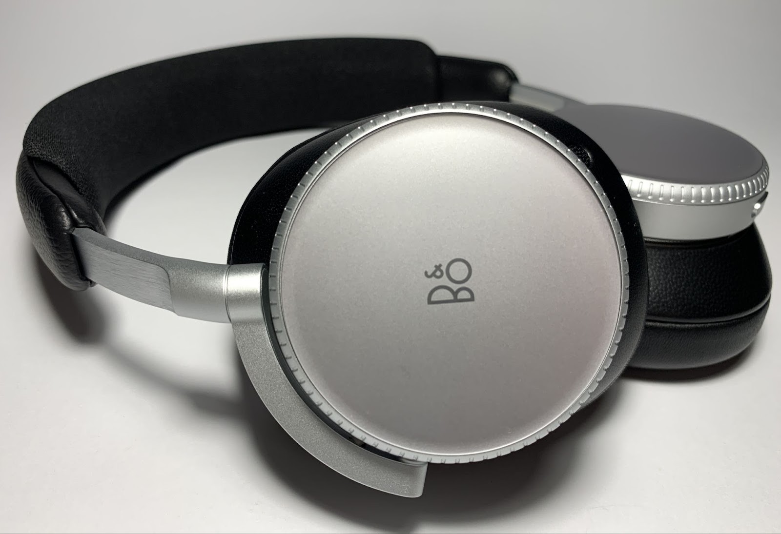 Bang & Olufsen Beoplay H100 is undoubtedly a flagship product that will continue to improve over the years.