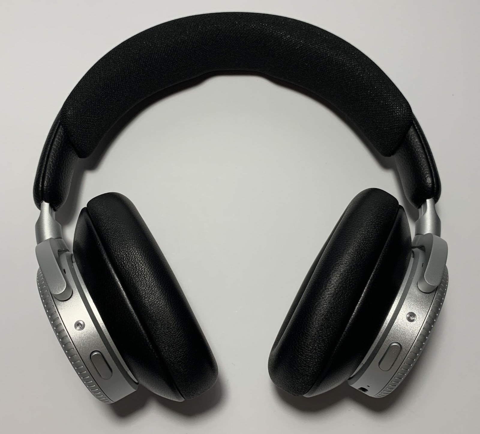 In general, the fit is quite unusual, but comfortable. Despite the above-average compression force, you quickly get used to it. The ears fit completely into the ear cups, which provides good passive noise isolation. 