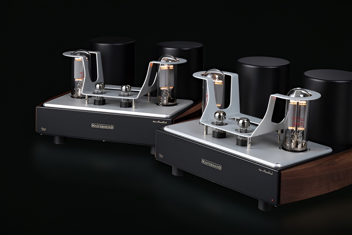 The design is undeniably Master Sound. The 845, towering over the output transformer like a massive pillar, is truly majestic