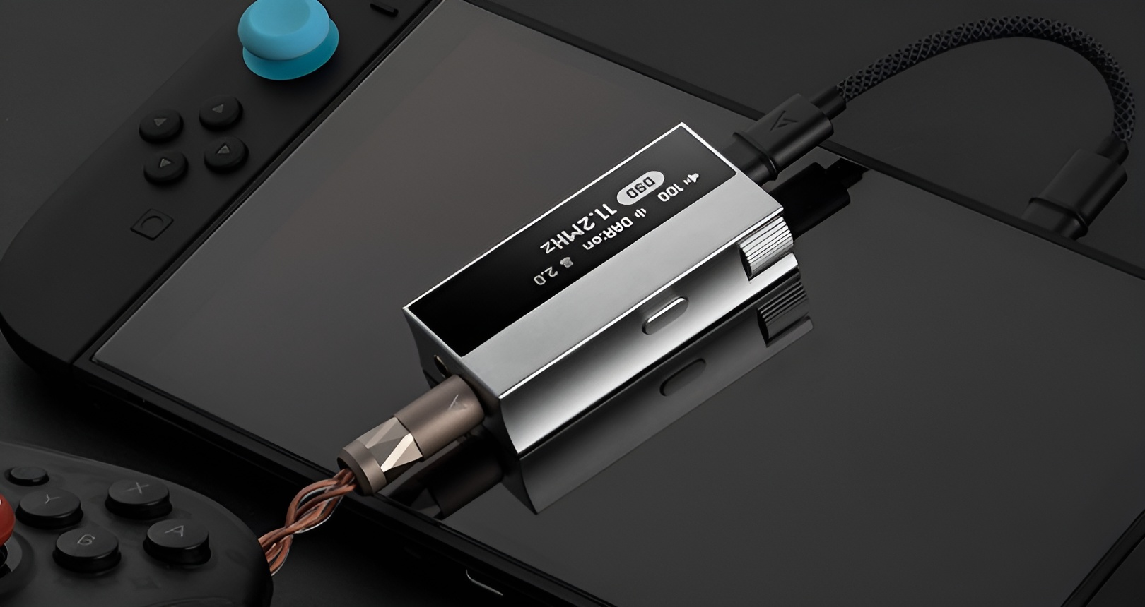 Despite its compact size, the AK HC5 offers an extraordinary output power of 2.5 Vrms (unbalanced) and 5 Vrms (balanced). This is made possible by High Driving Mode technology and the horizontal arrangement of the op amps, which provides a level of power unattainable by most portable USB DACs.