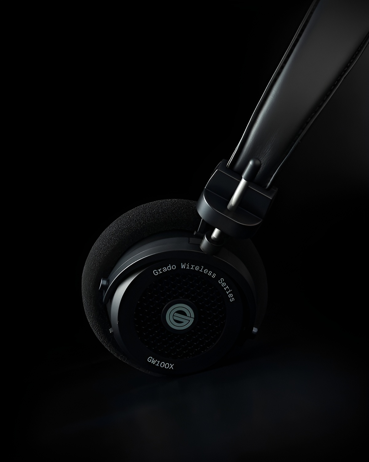 Once you put them on, they are a product that stands out with its retro yet hip feel, and I hear that there are actually a lot of young people who are looking for them.