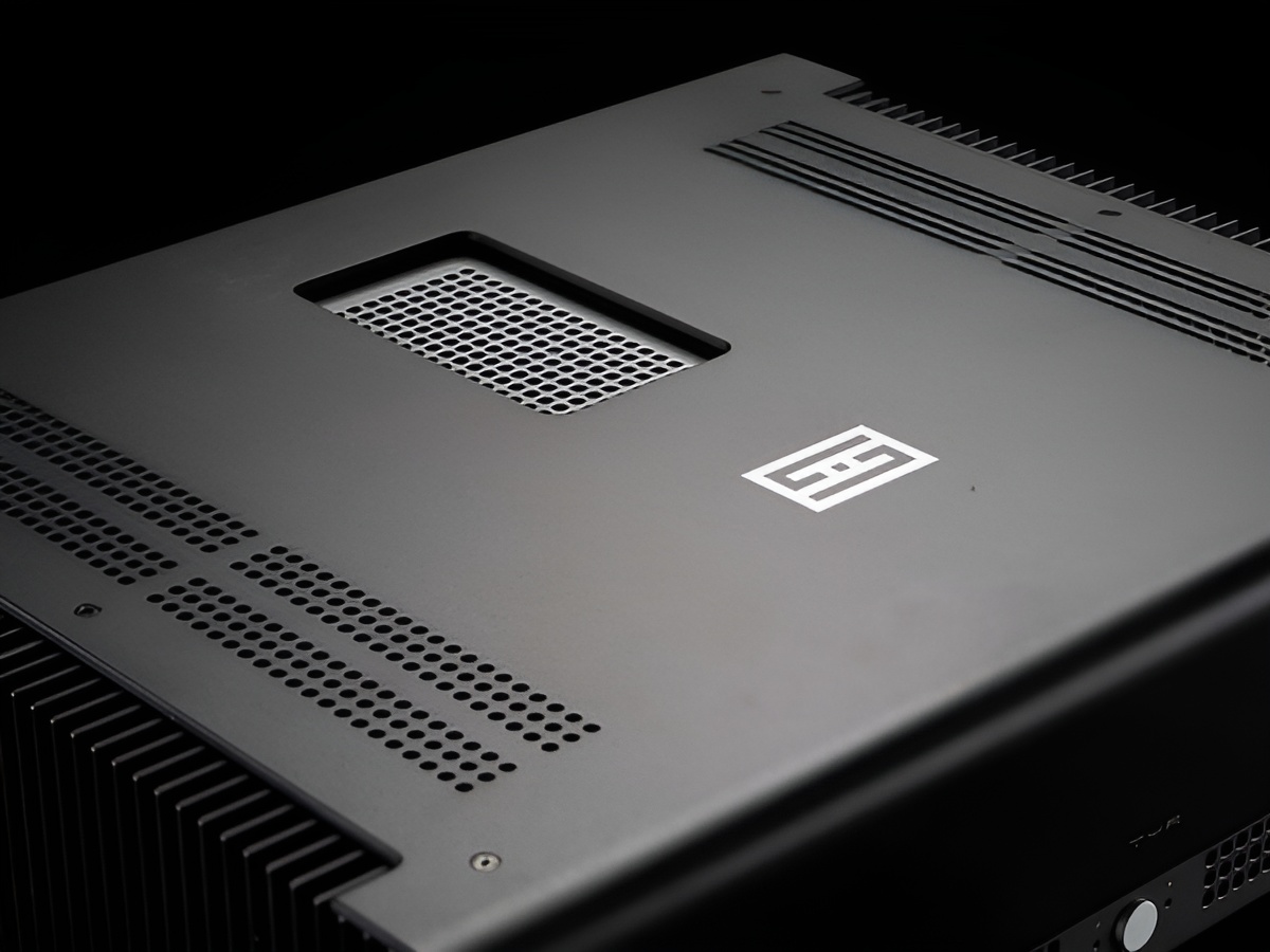 Perforations are drilled throughout to ensure efficient heat management, and there are plenty of reliable heatsinking fins on the left and right.