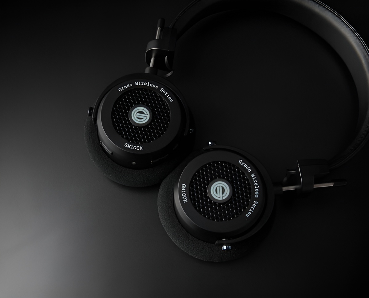 The GW100x, as its name suggests, is the "X" version of the previous GW100. Naturally, there aren't any significant design changes compared to its predecessor.