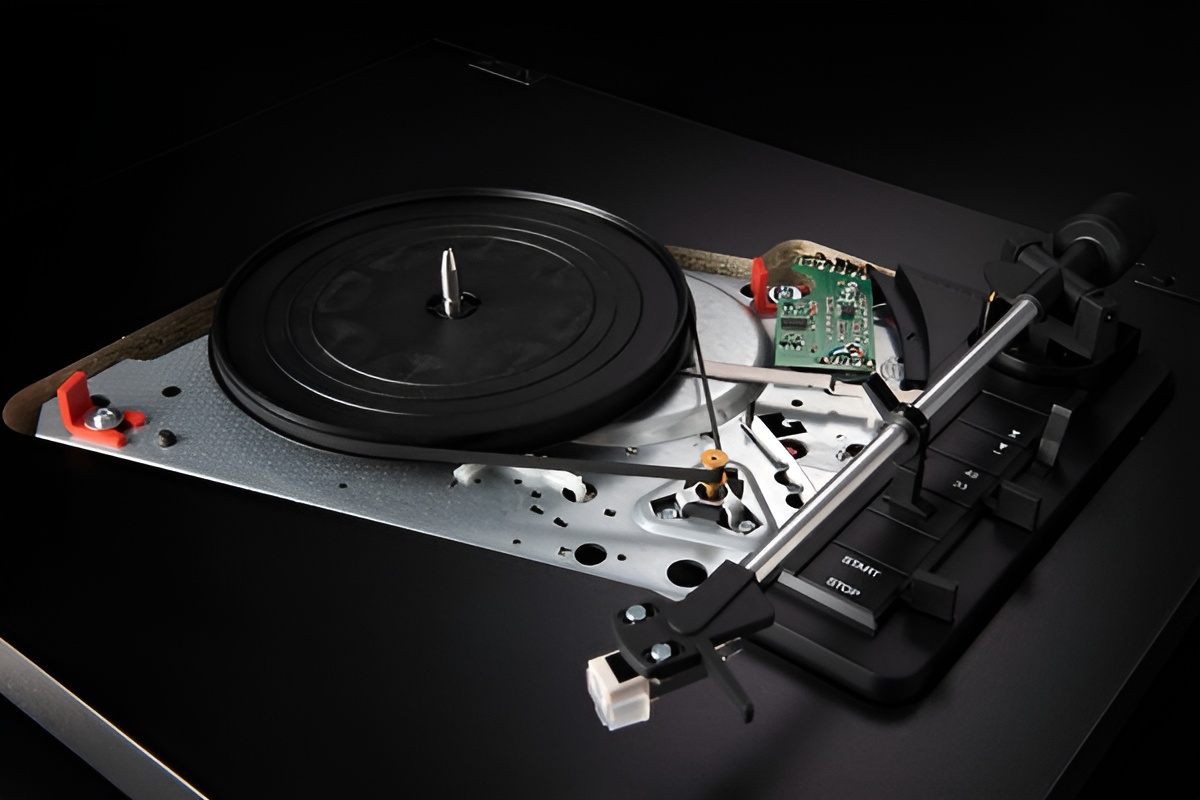 This floating system effectively controls vibration, a common enemy of turntables. This, of course, is a significant advantage when playing LPs. Beneath the platter are two red transport locks, which must be removed before use. 