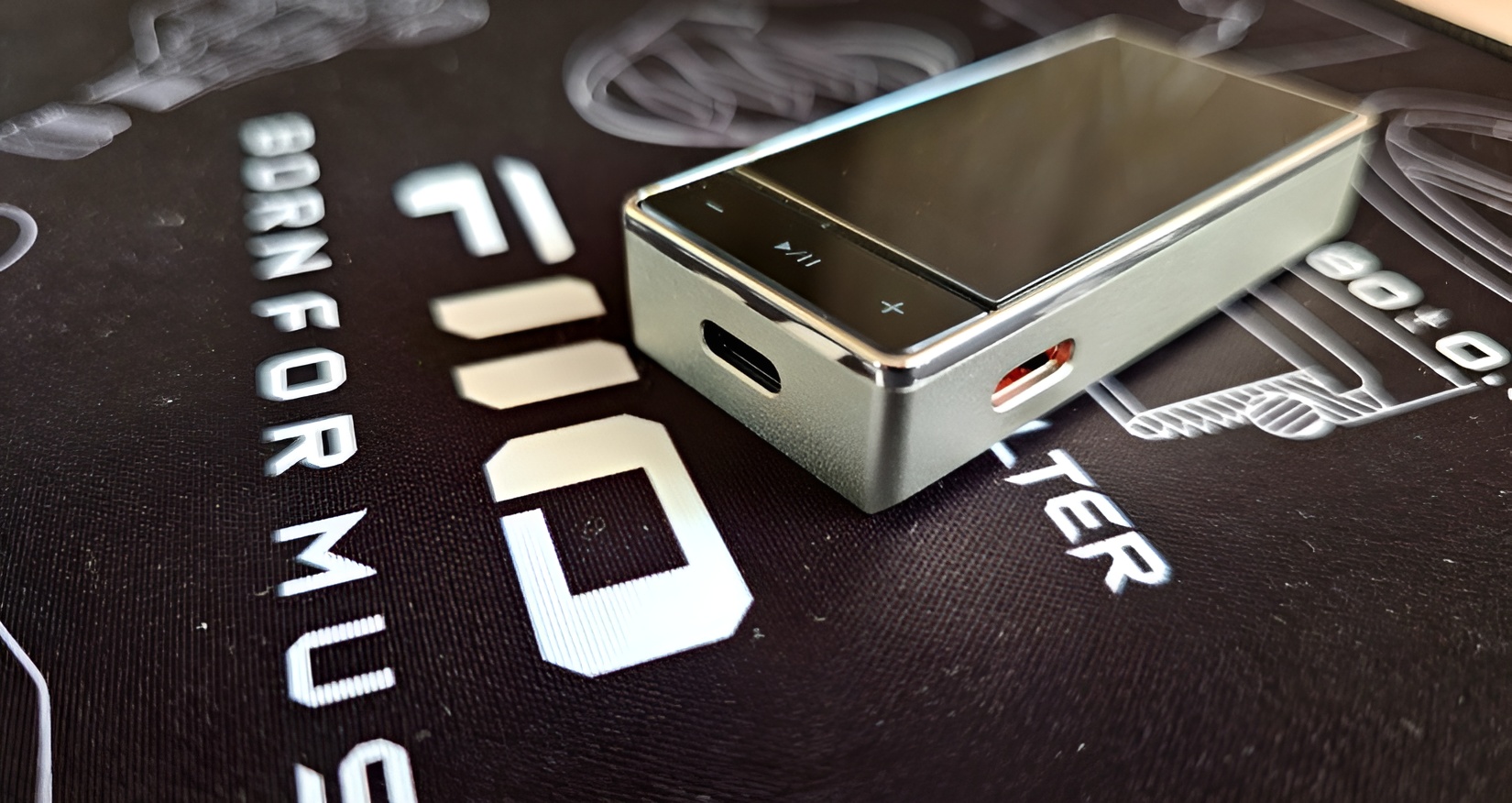 In shape, the FiiO QX13 is a parallelepiped with rounded edges.