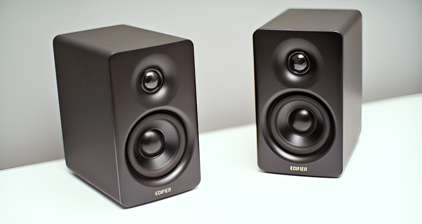 The outer layer of the case is covered with a very cool material that looks like rubber, I personally liked how the speakers look and how they feel. 