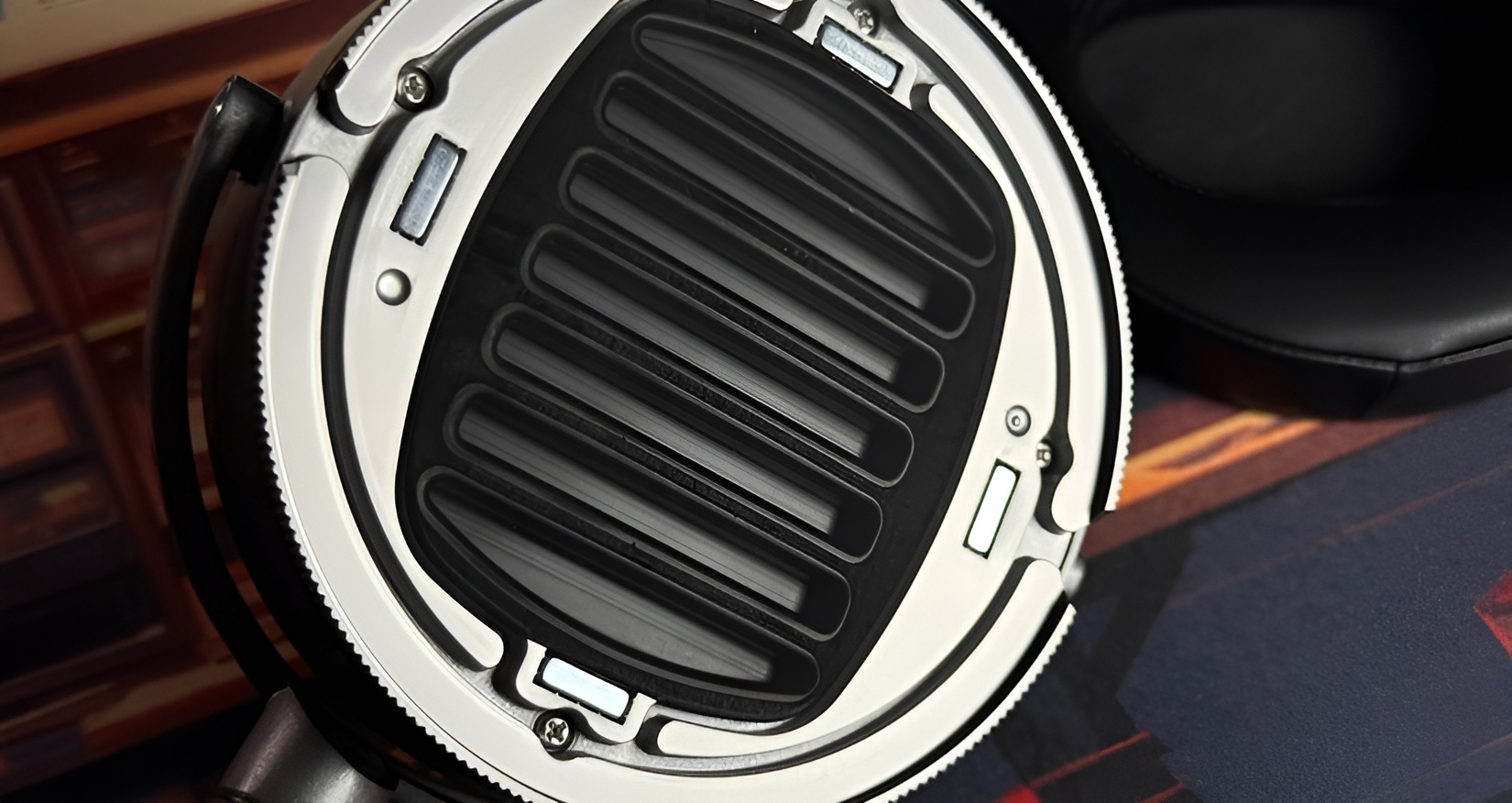 Being by definition closed headphones, the Audeze LCD-S20 has almost all the advantages of partially closed headphones and does not have their disadvantages.